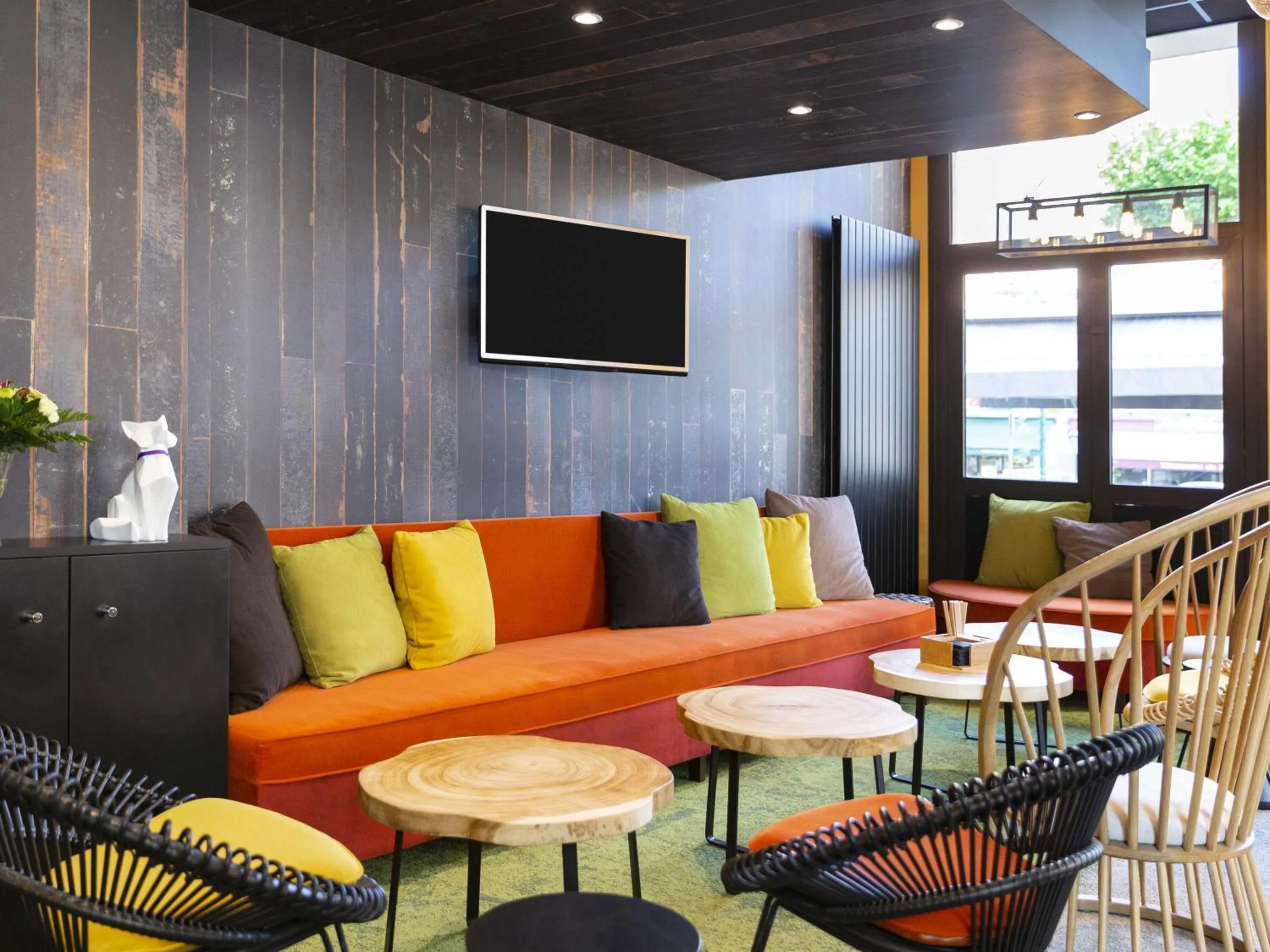 Lounge or bar in Ibis Centre Millau