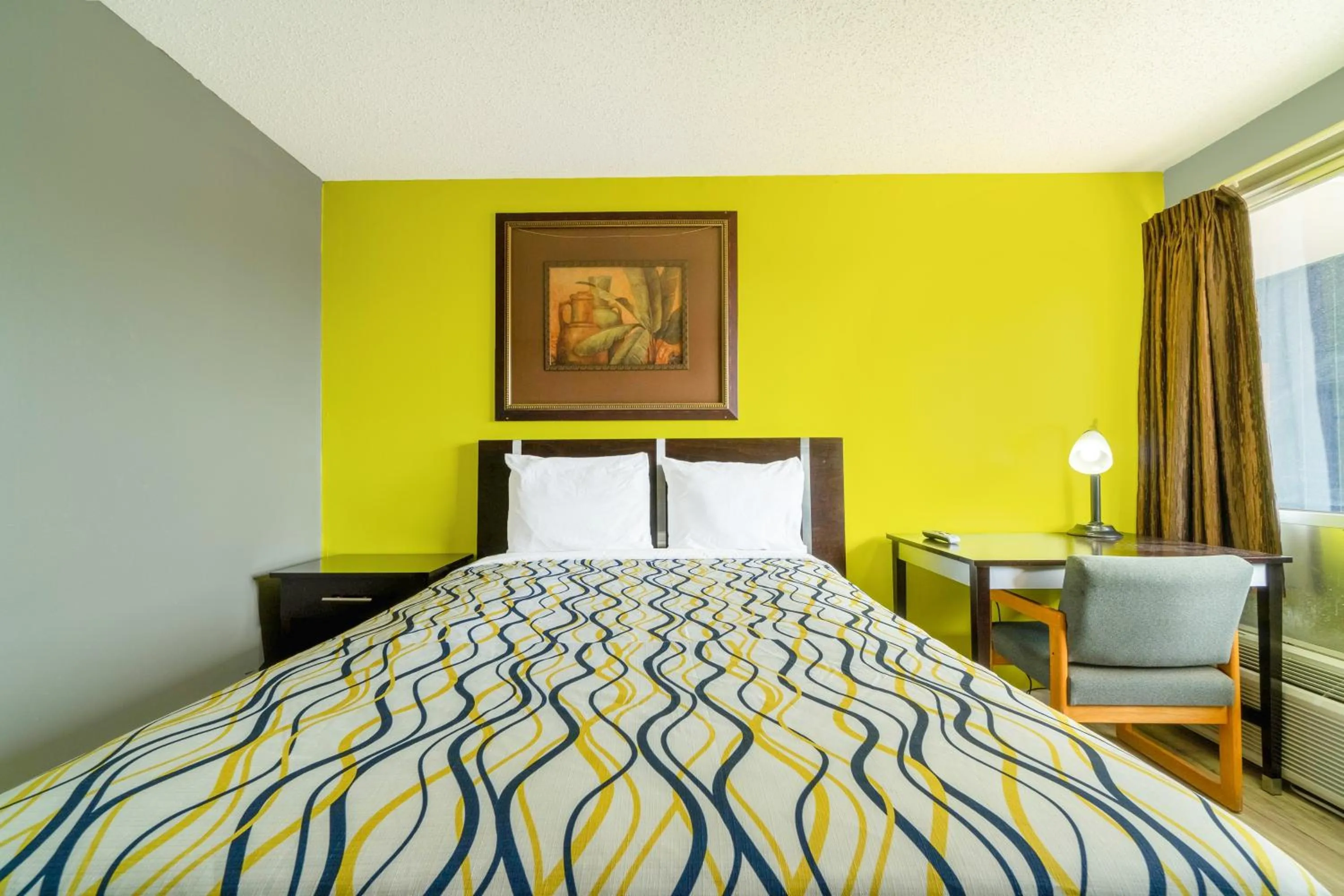 Bedroom in Lamplighter Inn By OYO Independence