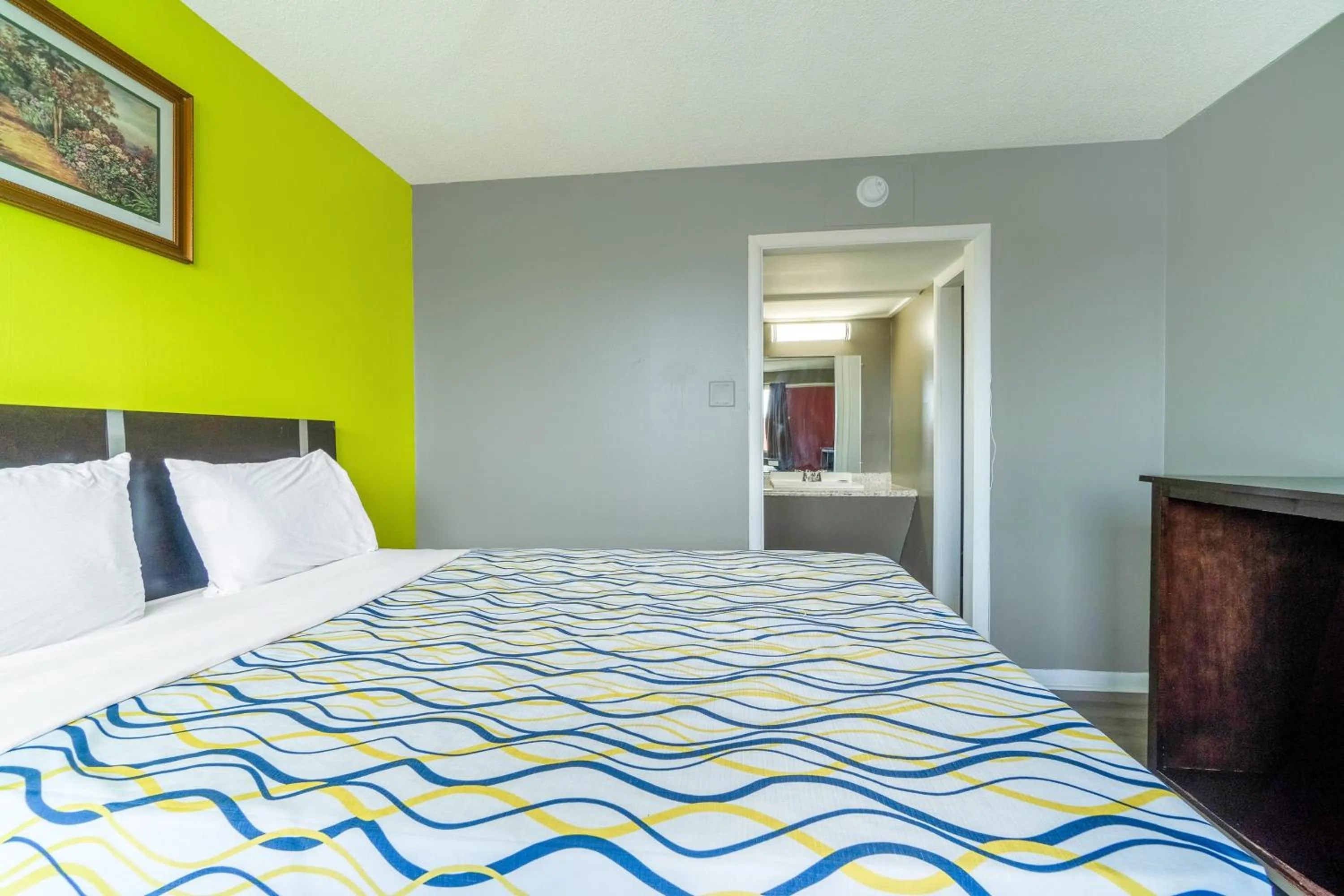 Bedroom in Lamplighter Inn By OYO Independence