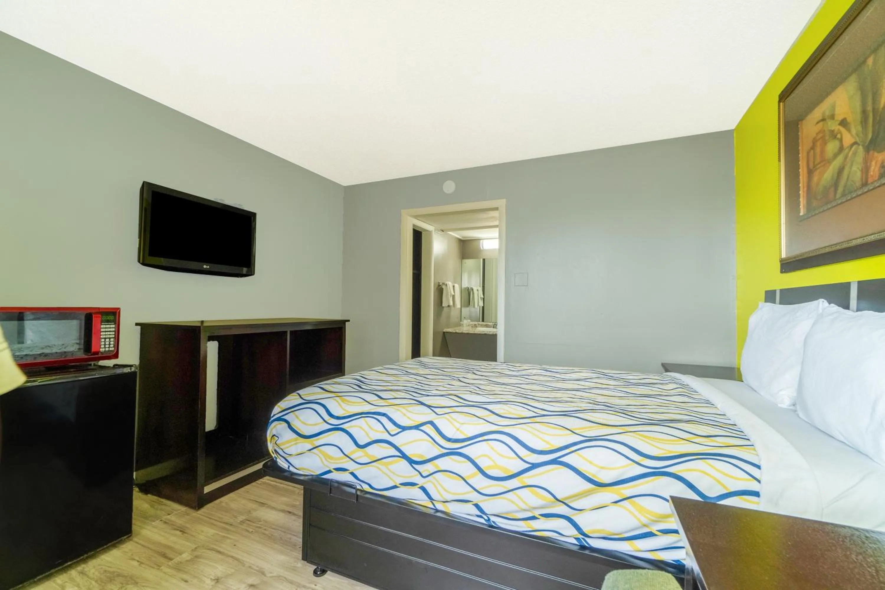 Bedroom in Lamplighter Inn By OYO Independence