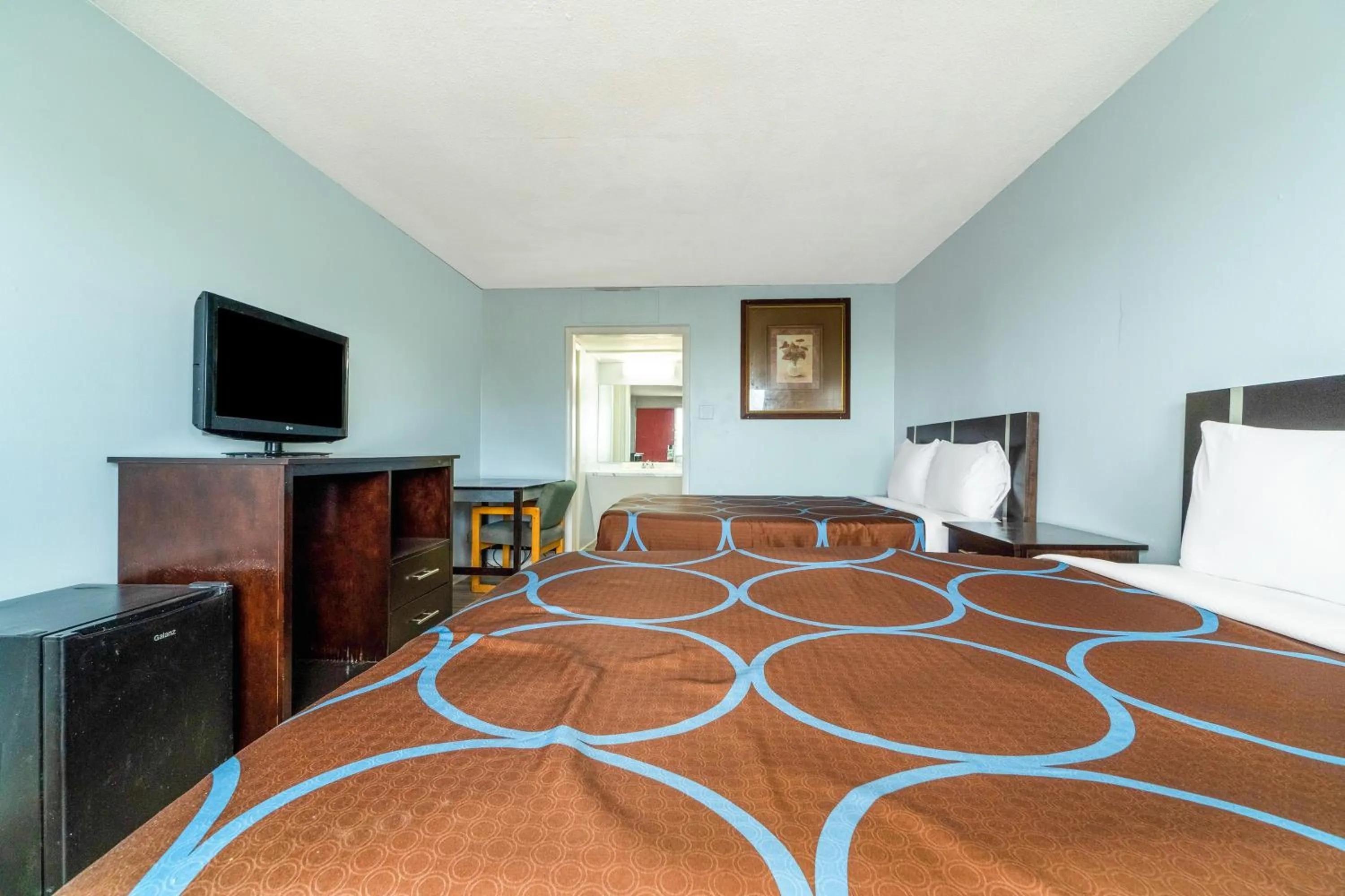 Bedroom in Lamplighter Inn By OYO Independence