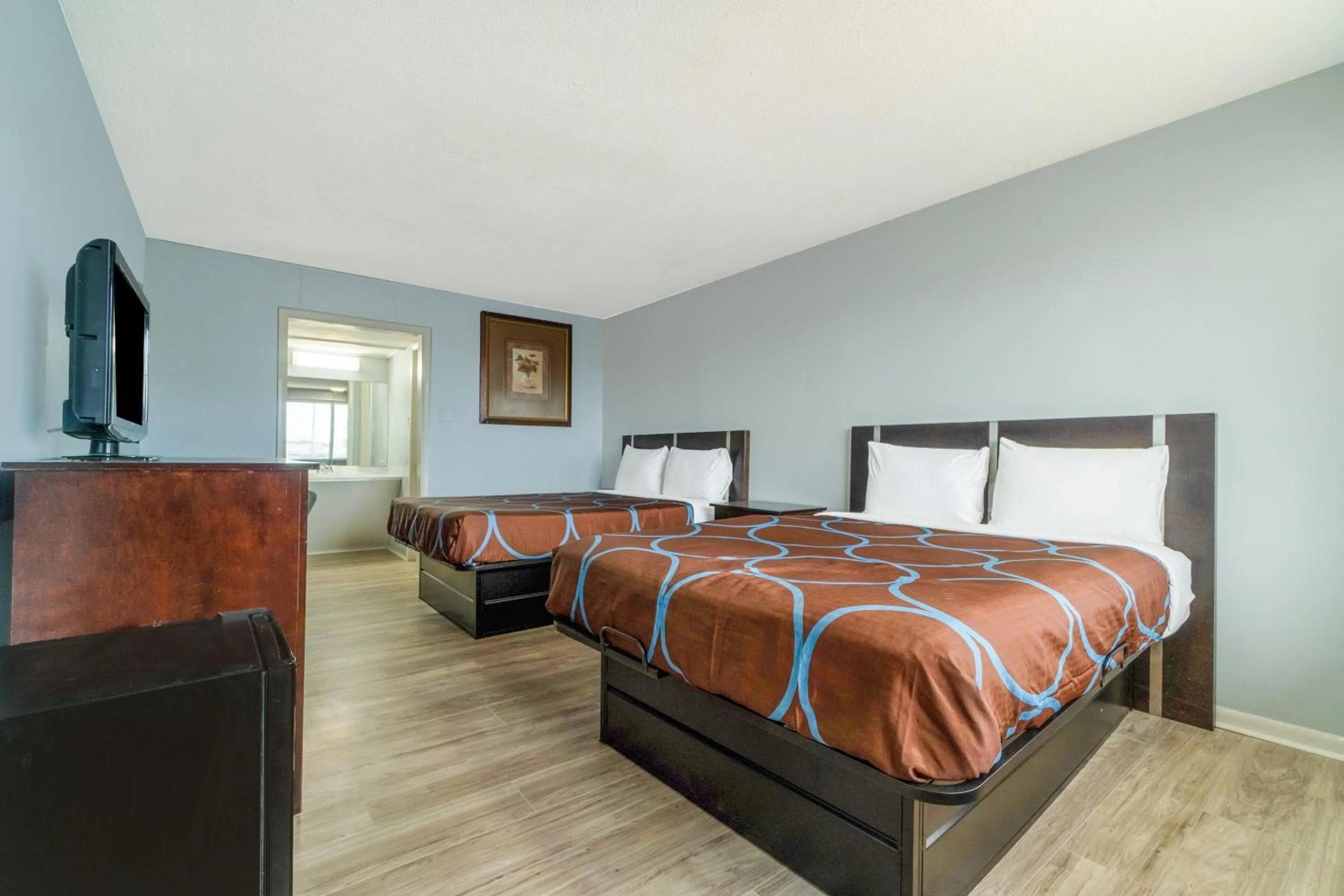 Bedroom in Lamplighter Inn By OYO Independence