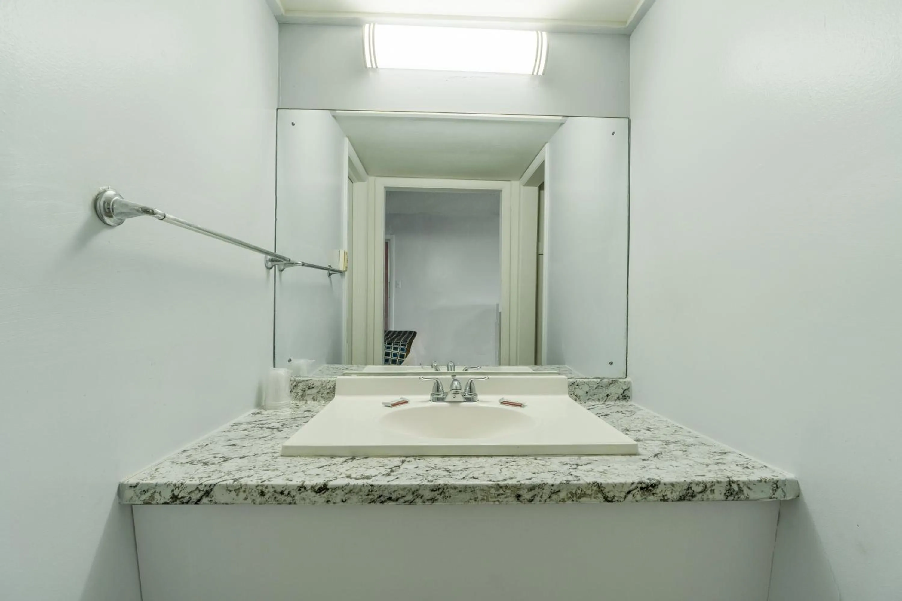 Bathroom in Lamplighter Inn By OYO Independence