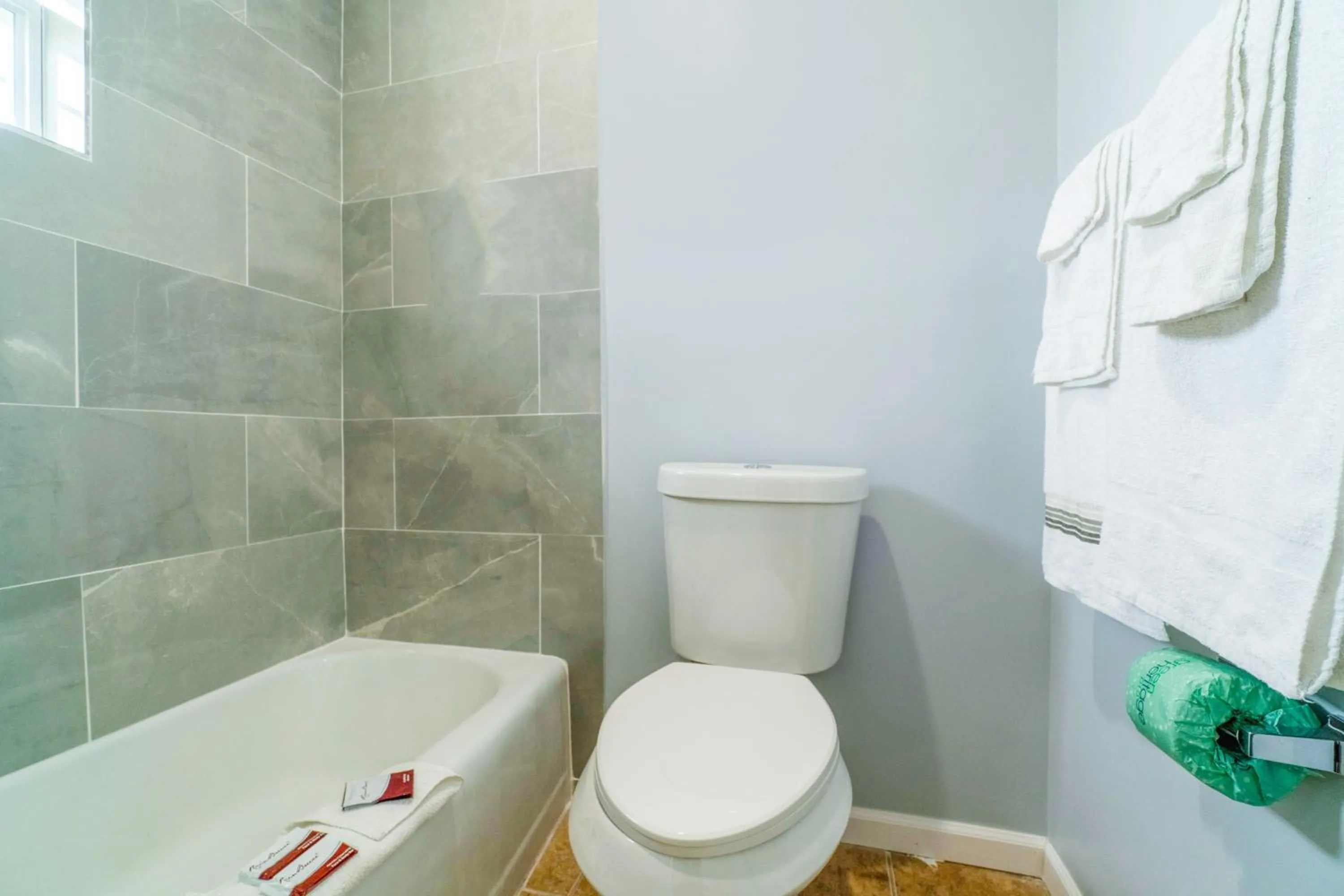 Bathroom in Lamplighter Inn By OYO Independence