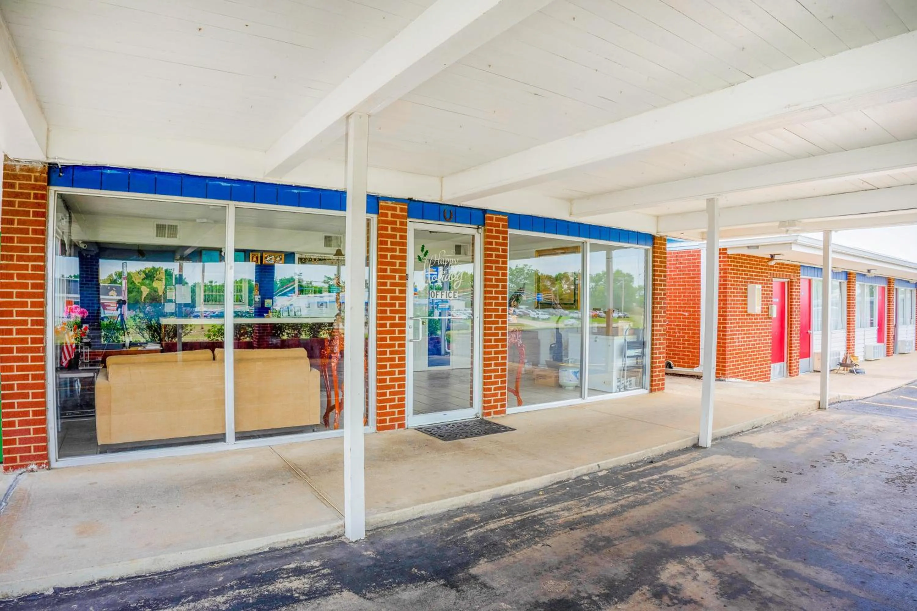 Facade/entrance in Lamplighter Inn By OYO Independence