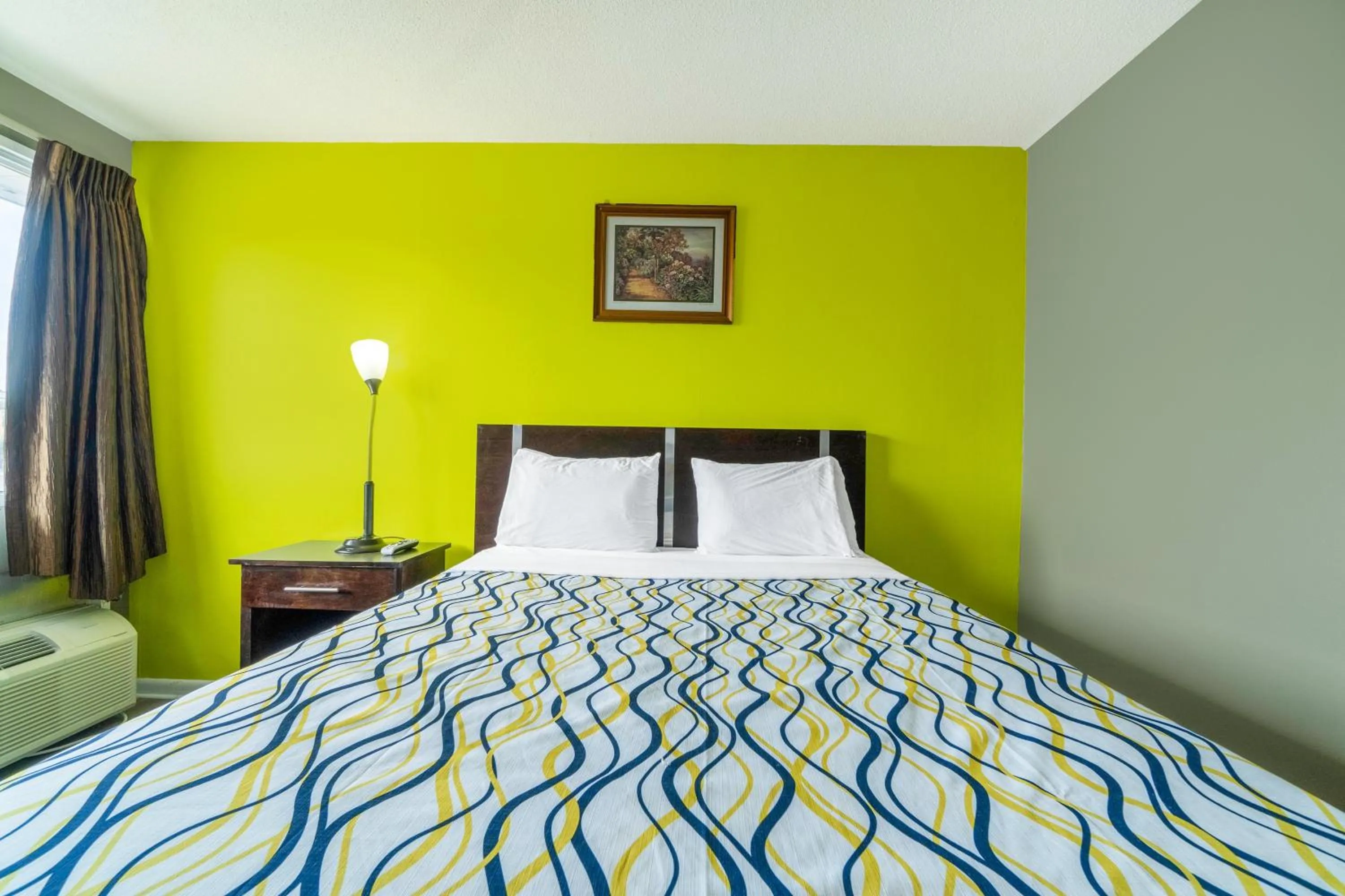 Bedroom in Lamplighter Inn By OYO Independence