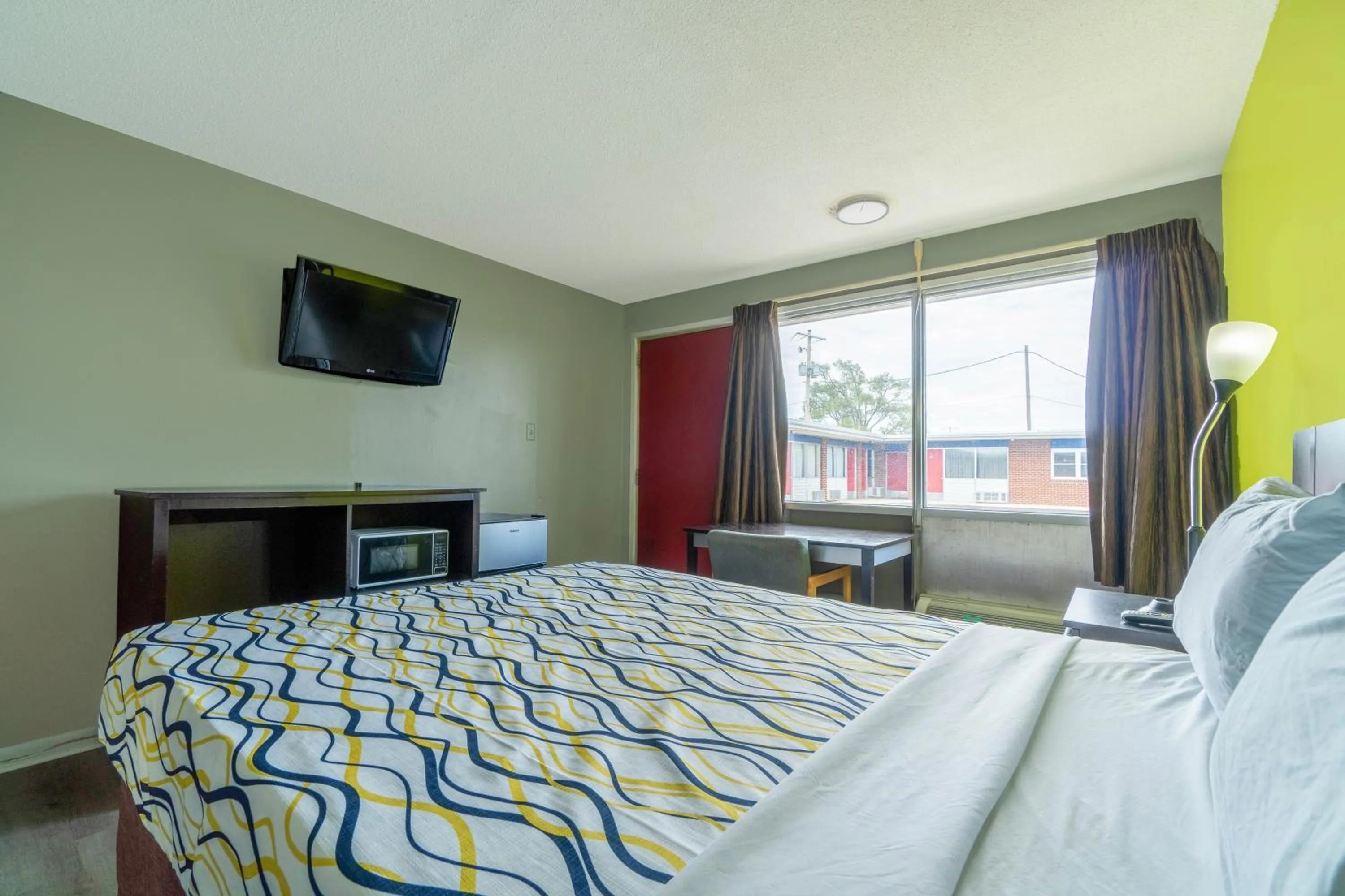 Bedroom in Lamplighter Inn By OYO Independence