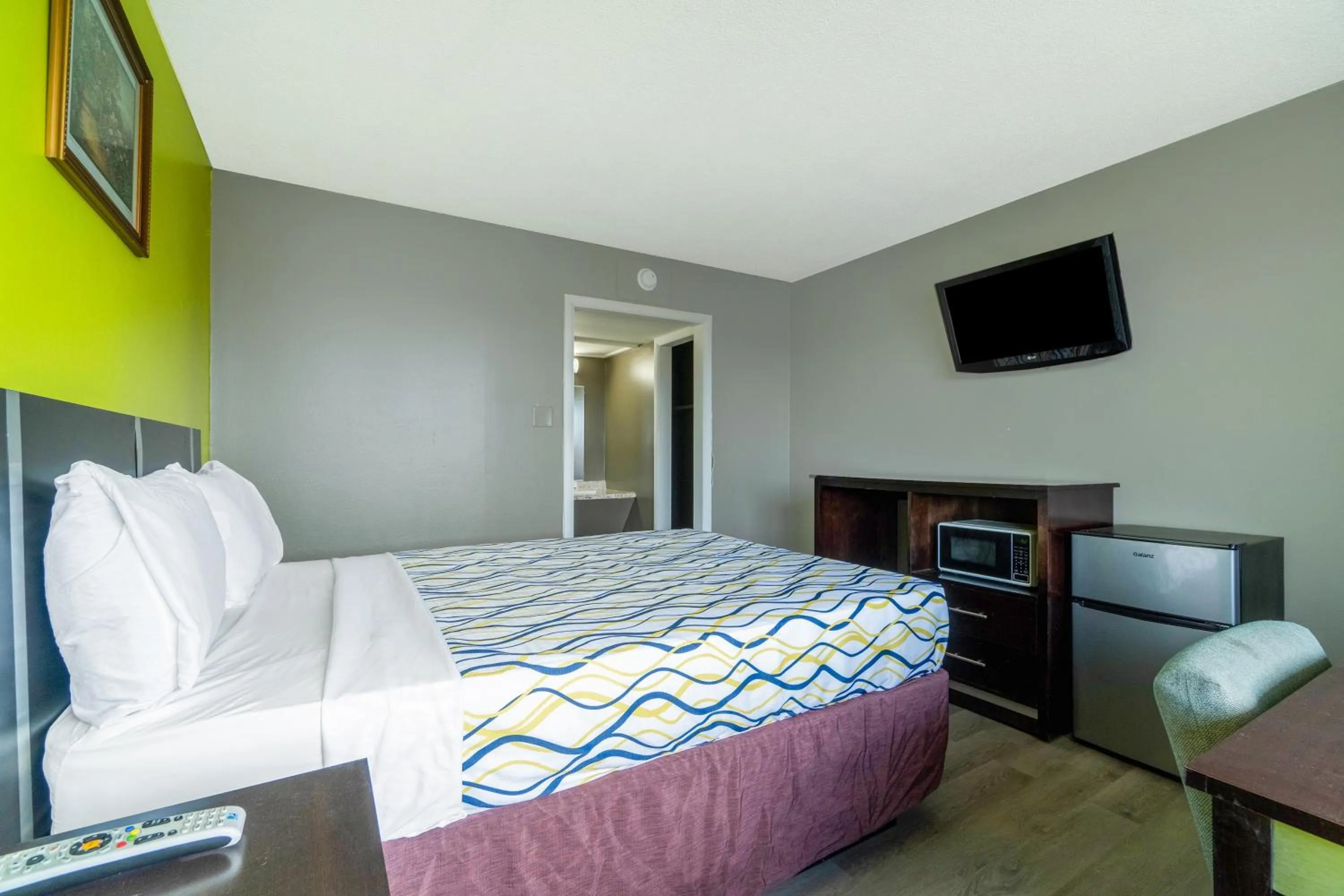 Bedroom in Lamplighter Inn By OYO Independence