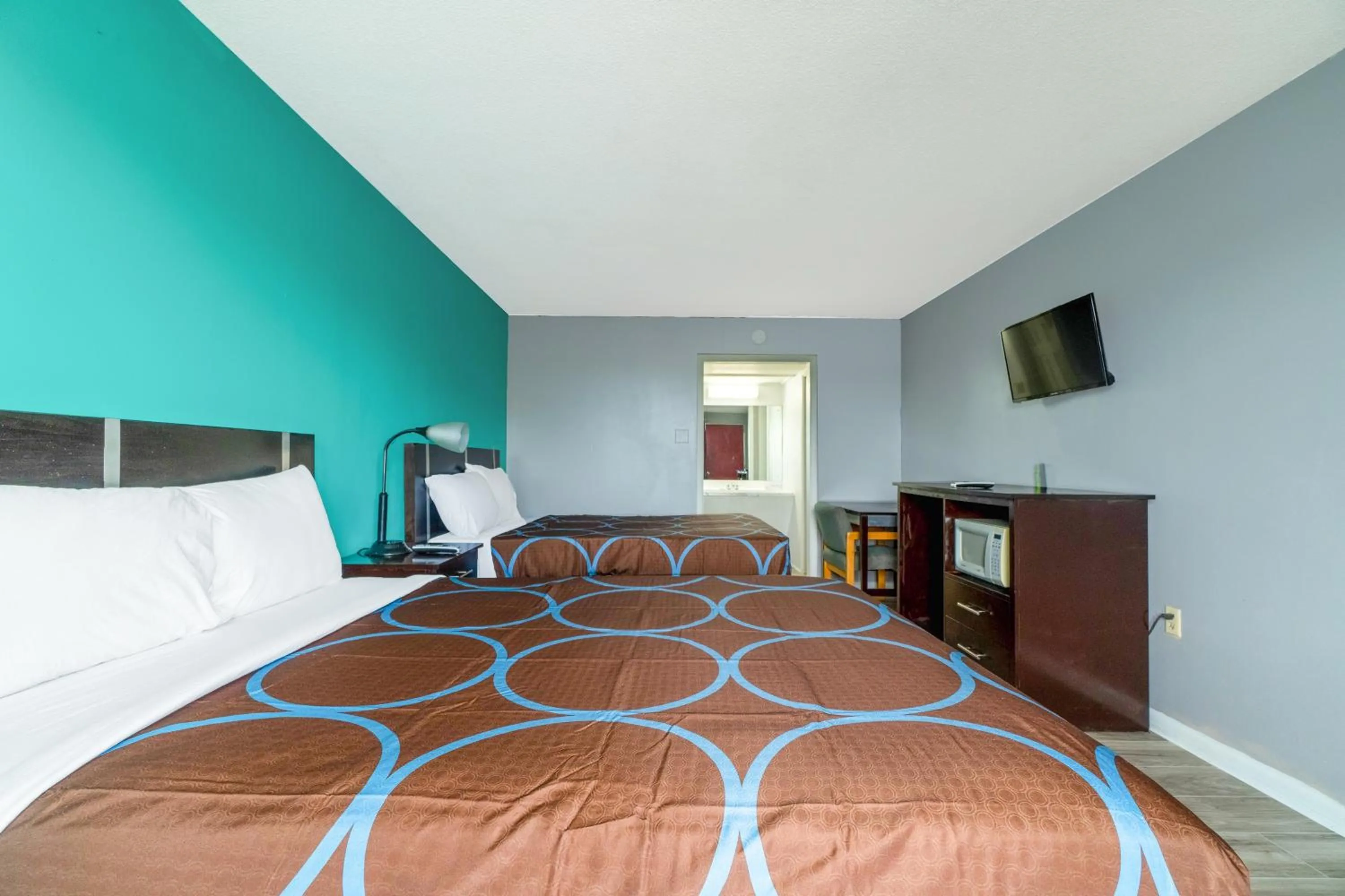 Bedroom in Lamplighter Inn By OYO Independence