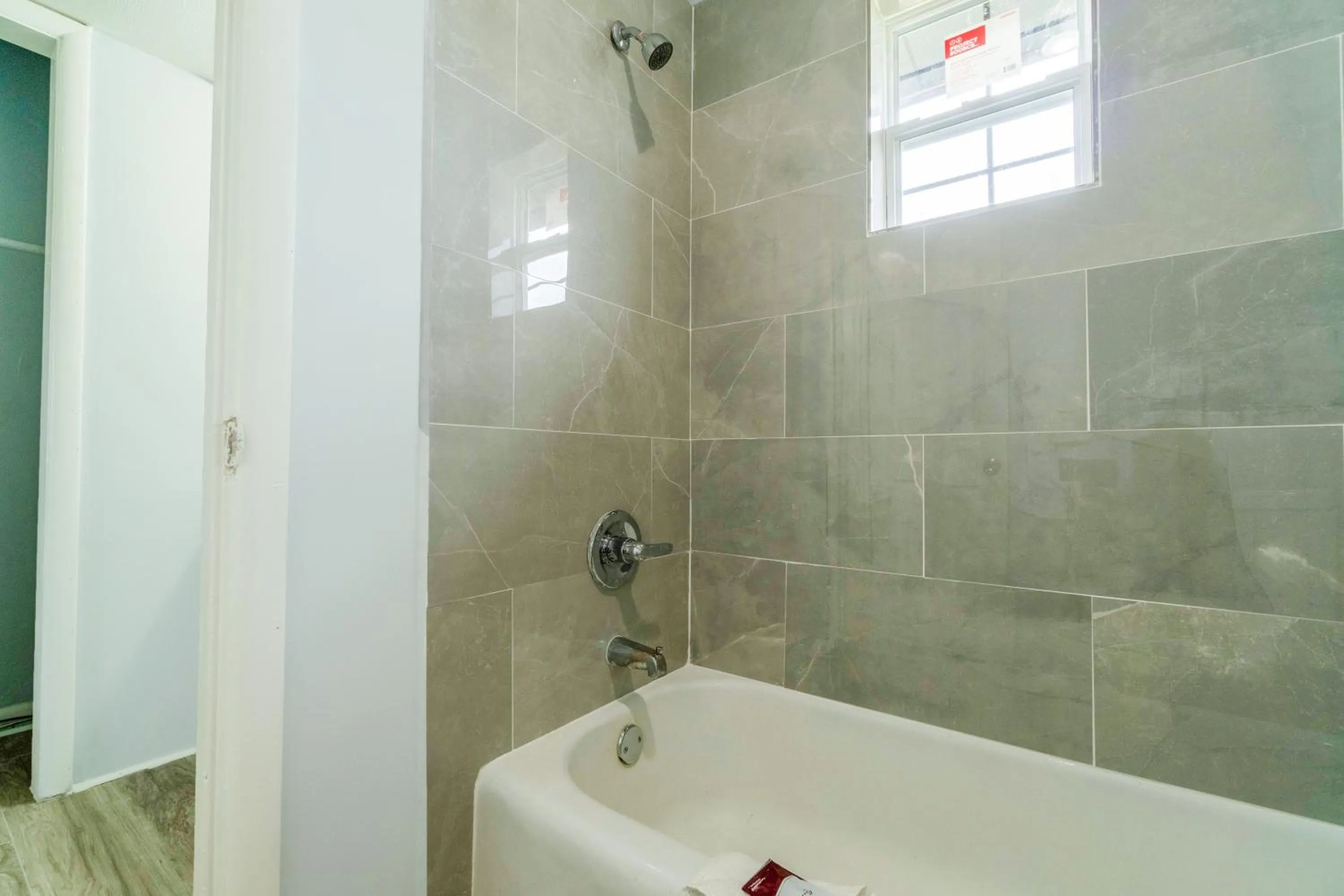 Bathroom in Lamplighter Inn By OYO Independence