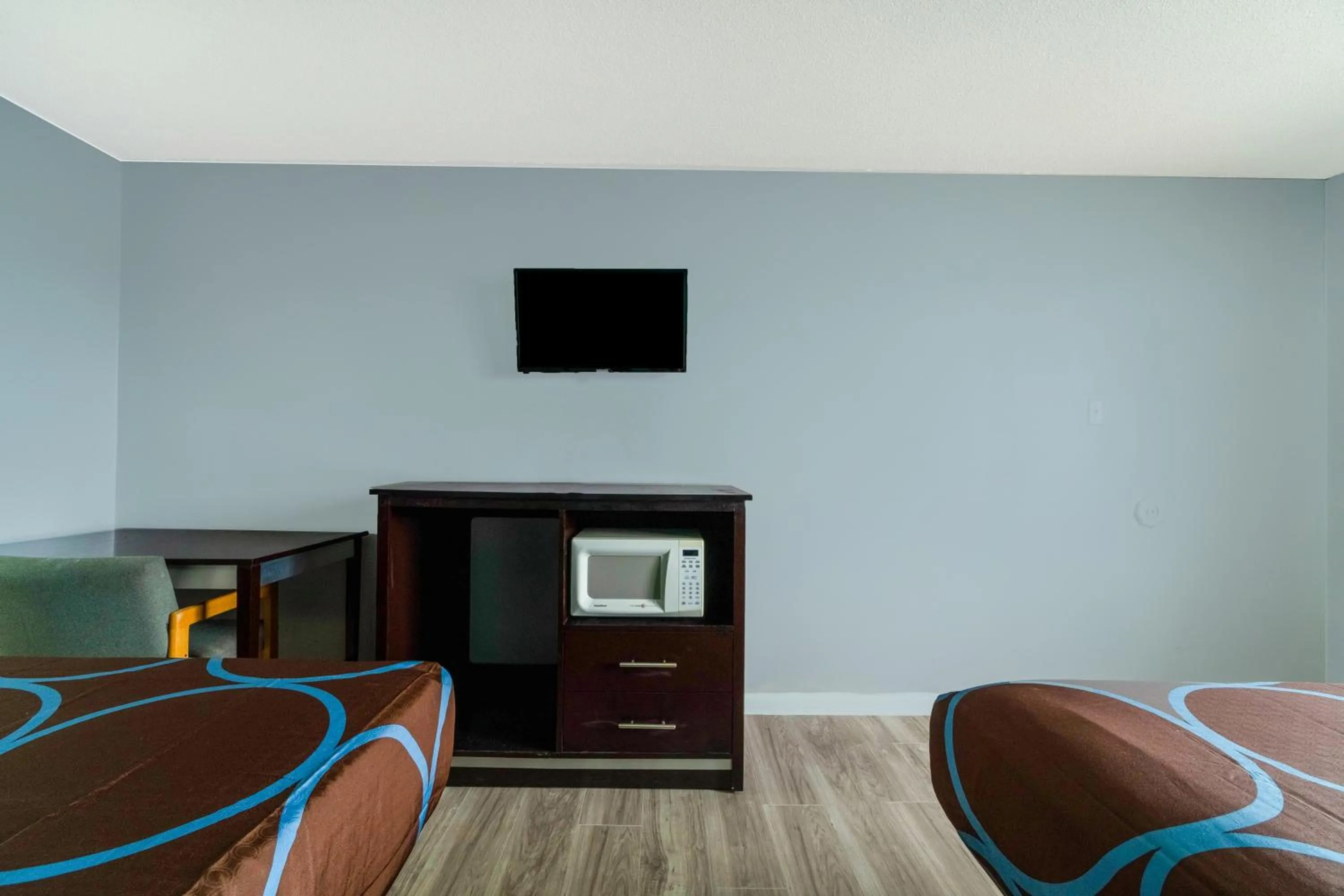 Bedroom in Lamplighter Inn By OYO Independence