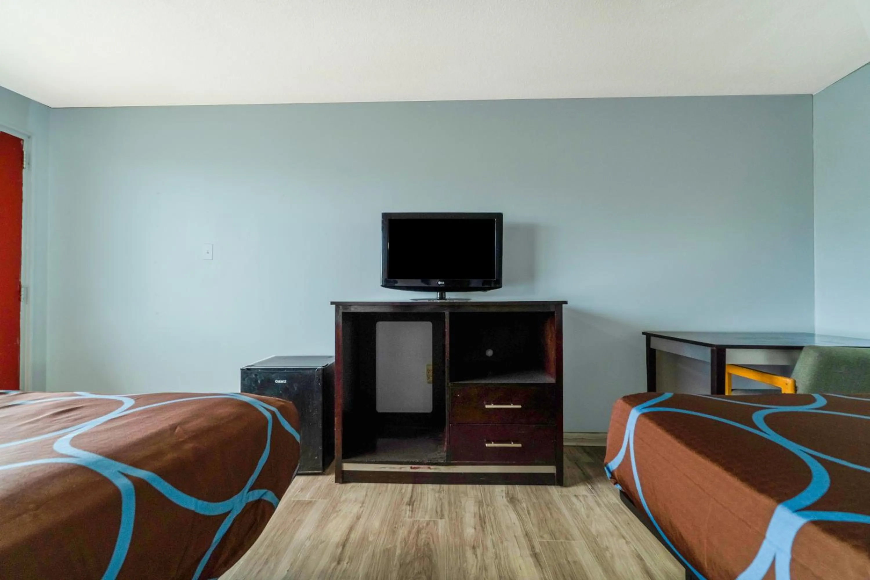 Bedroom in Lamplighter Inn By OYO Independence