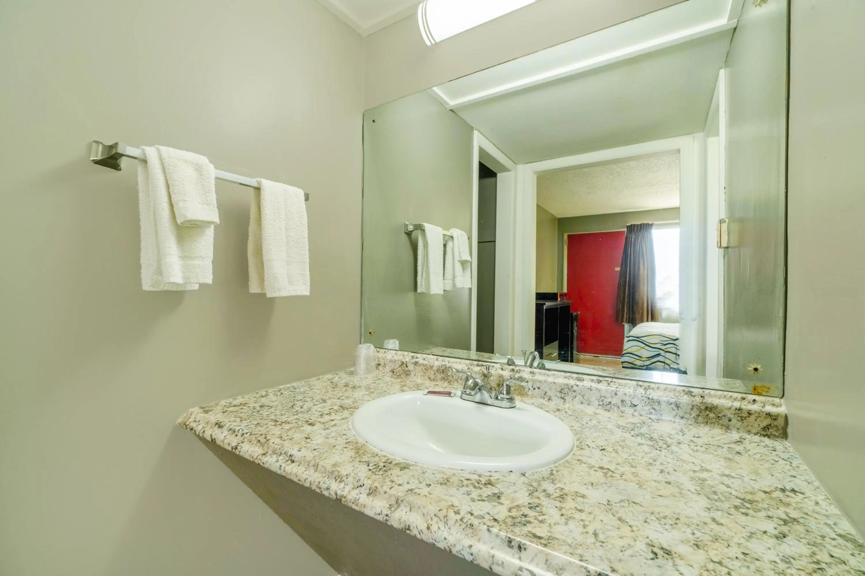 Bathroom in Lamplighter Inn By OYO Independence