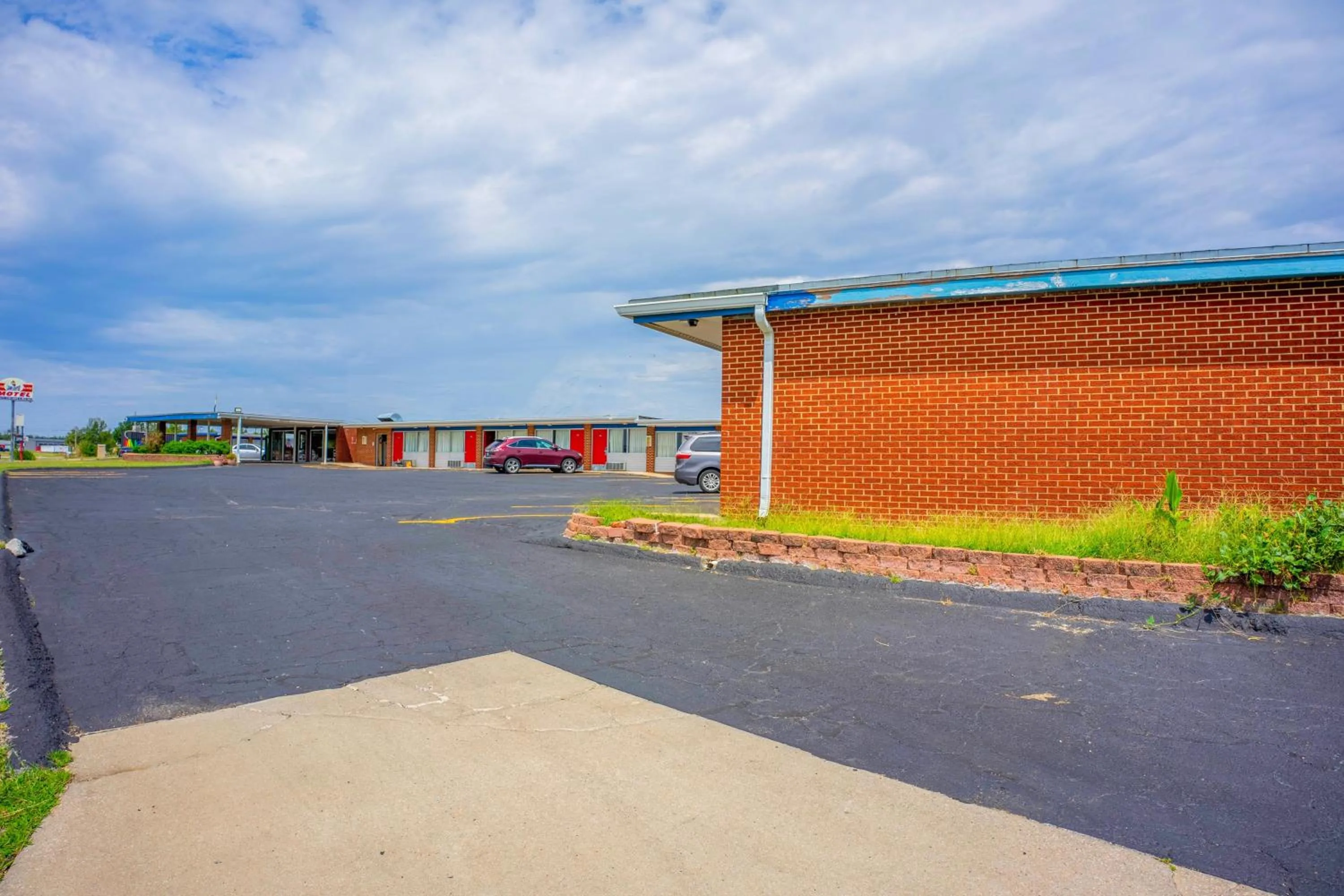 Facade/entrance in Lamplighter Inn By OYO Independence