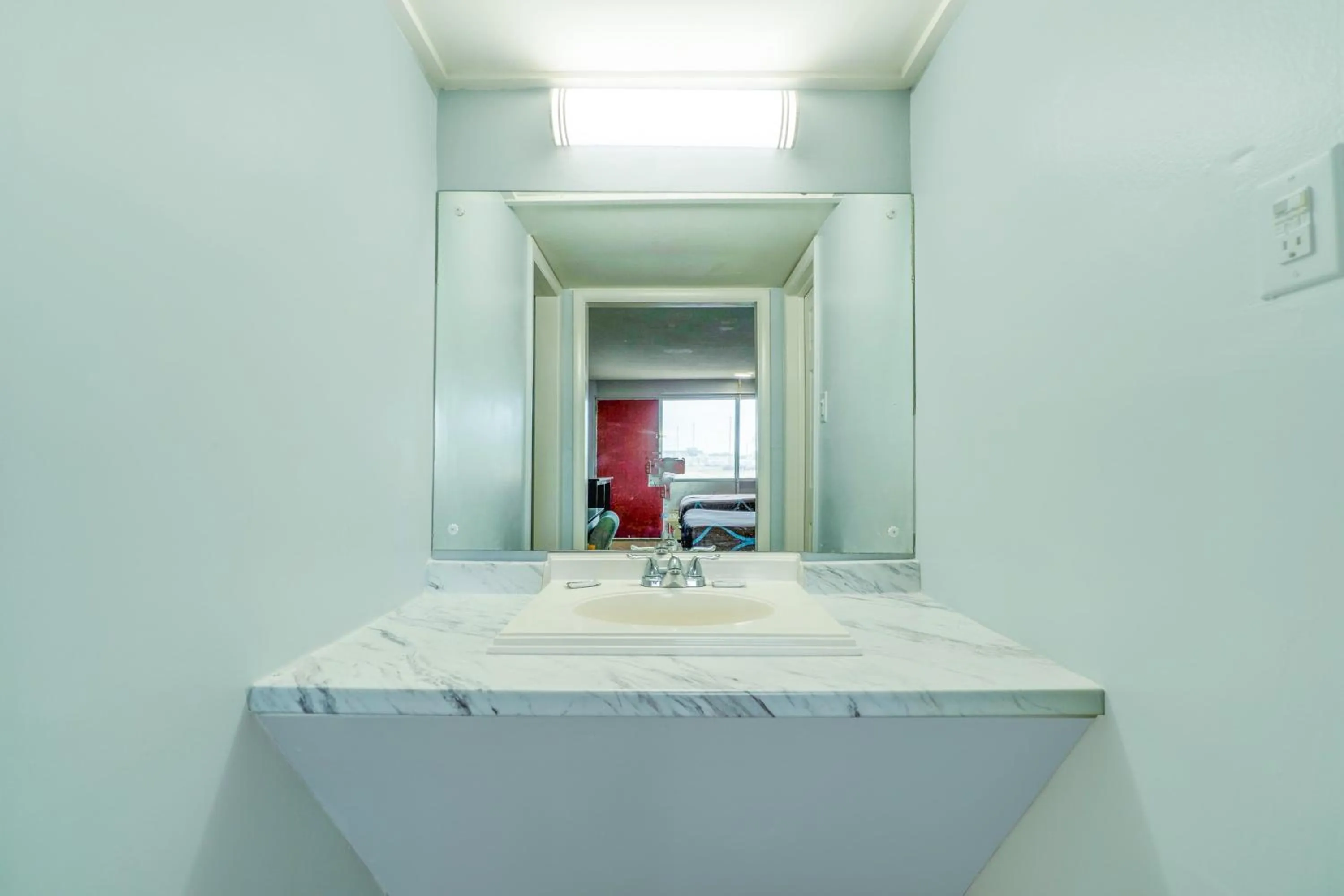 Bathroom in Lamplighter Inn By OYO Independence