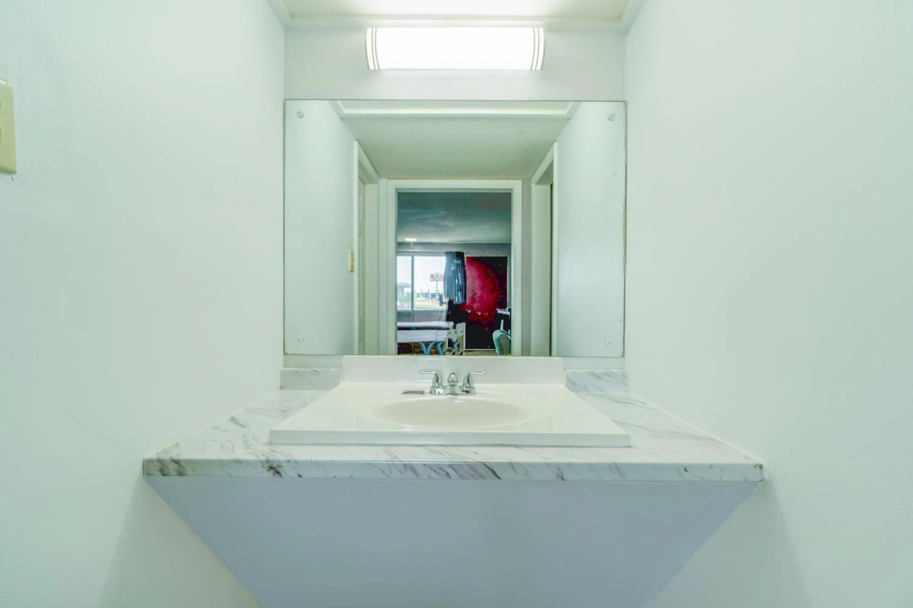 Bathroom in Lamplighter Inn By OYO Independence