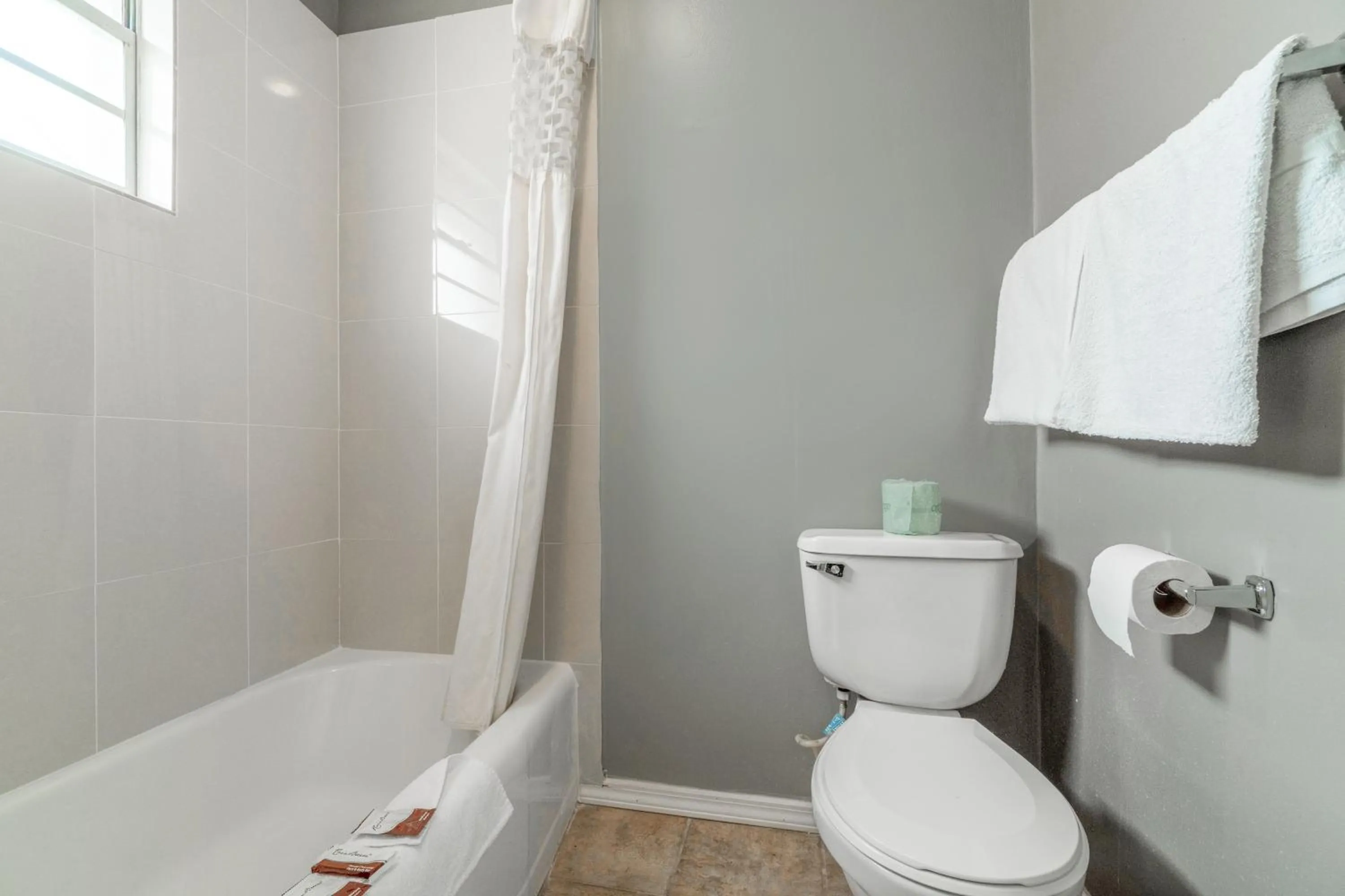 Bathroom in Lamplighter Inn By OYO Independence