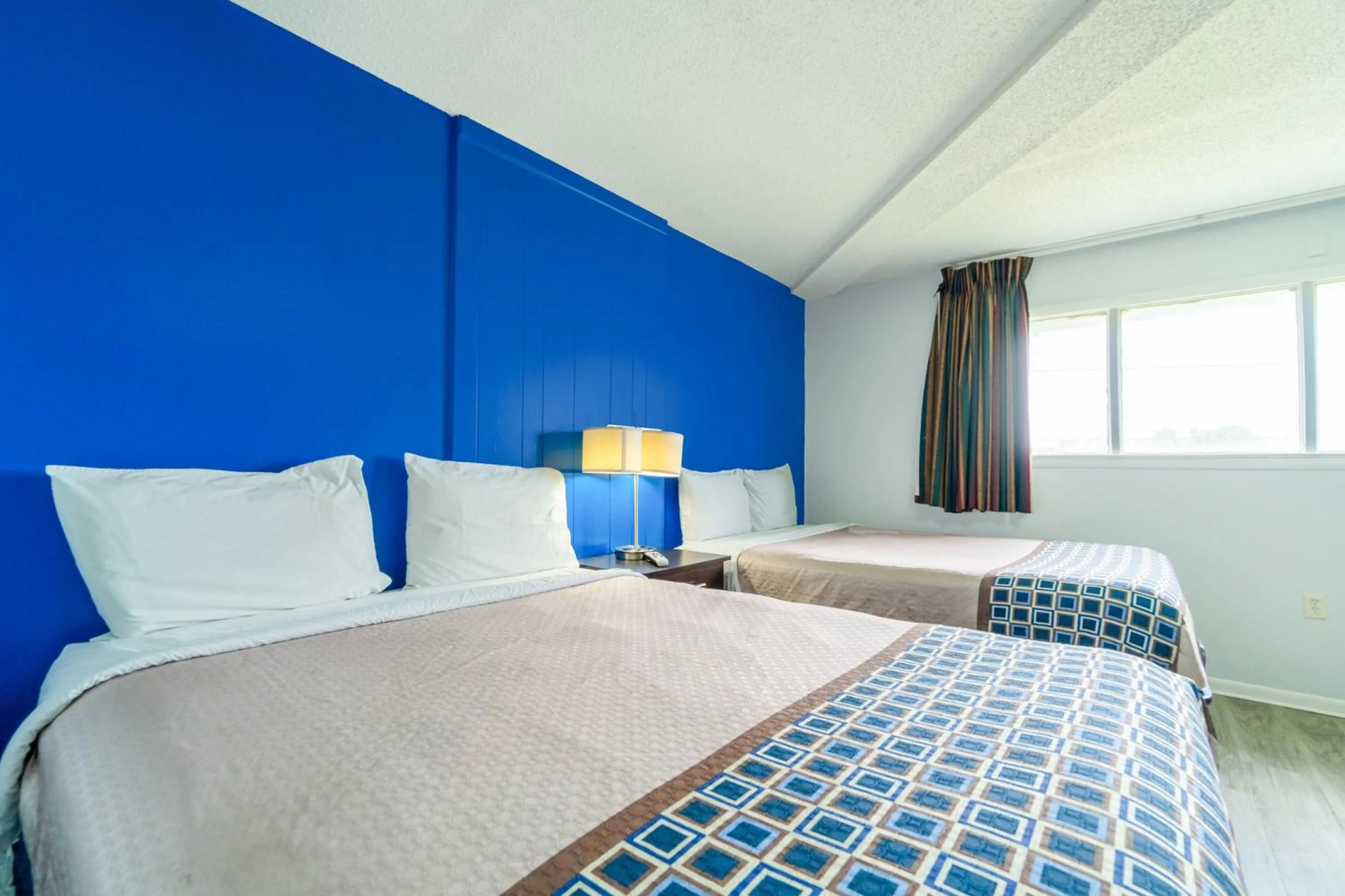 Bedroom in Lamplighter Inn By OYO Independence