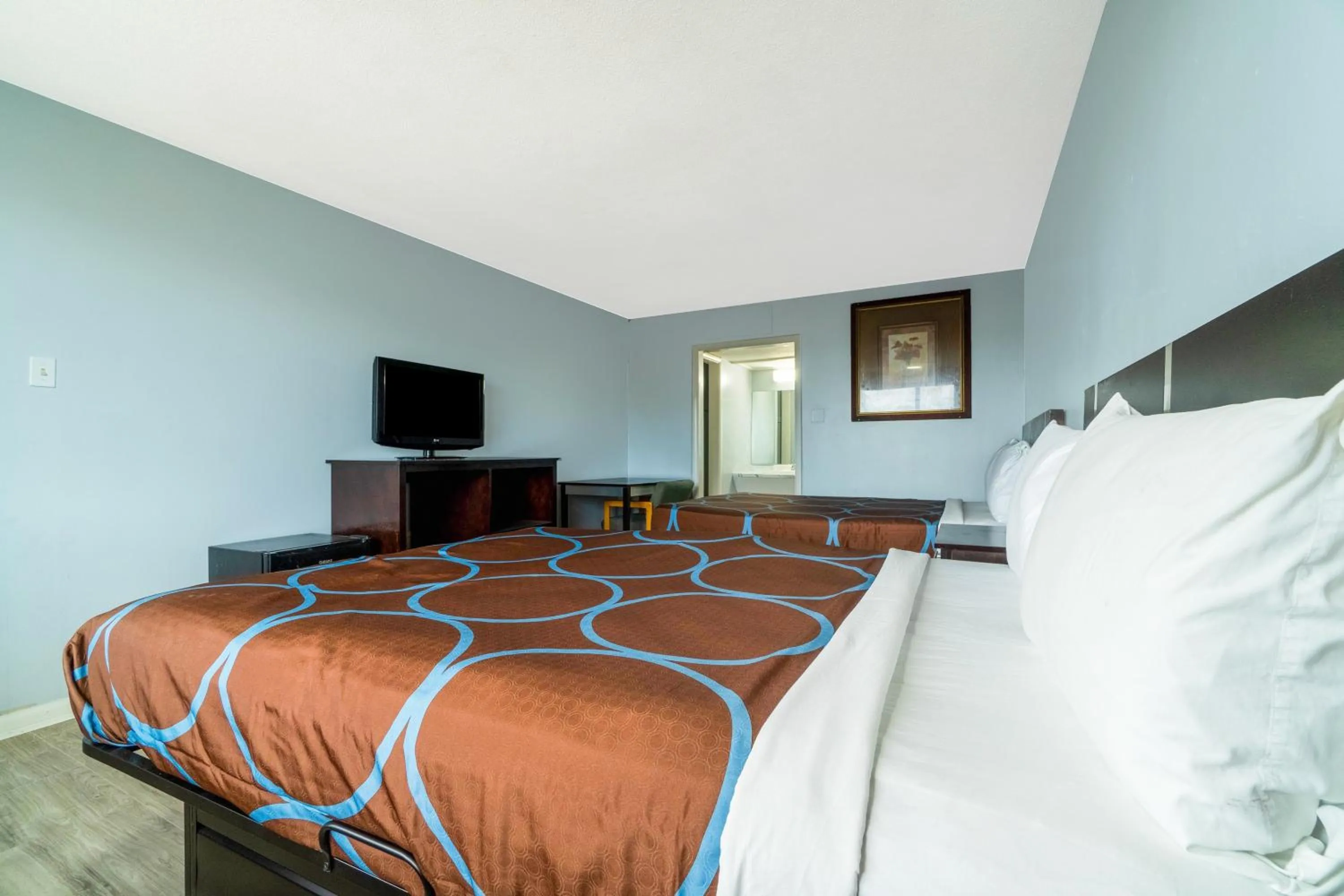 Bedroom in Lamplighter Inn By OYO Independence