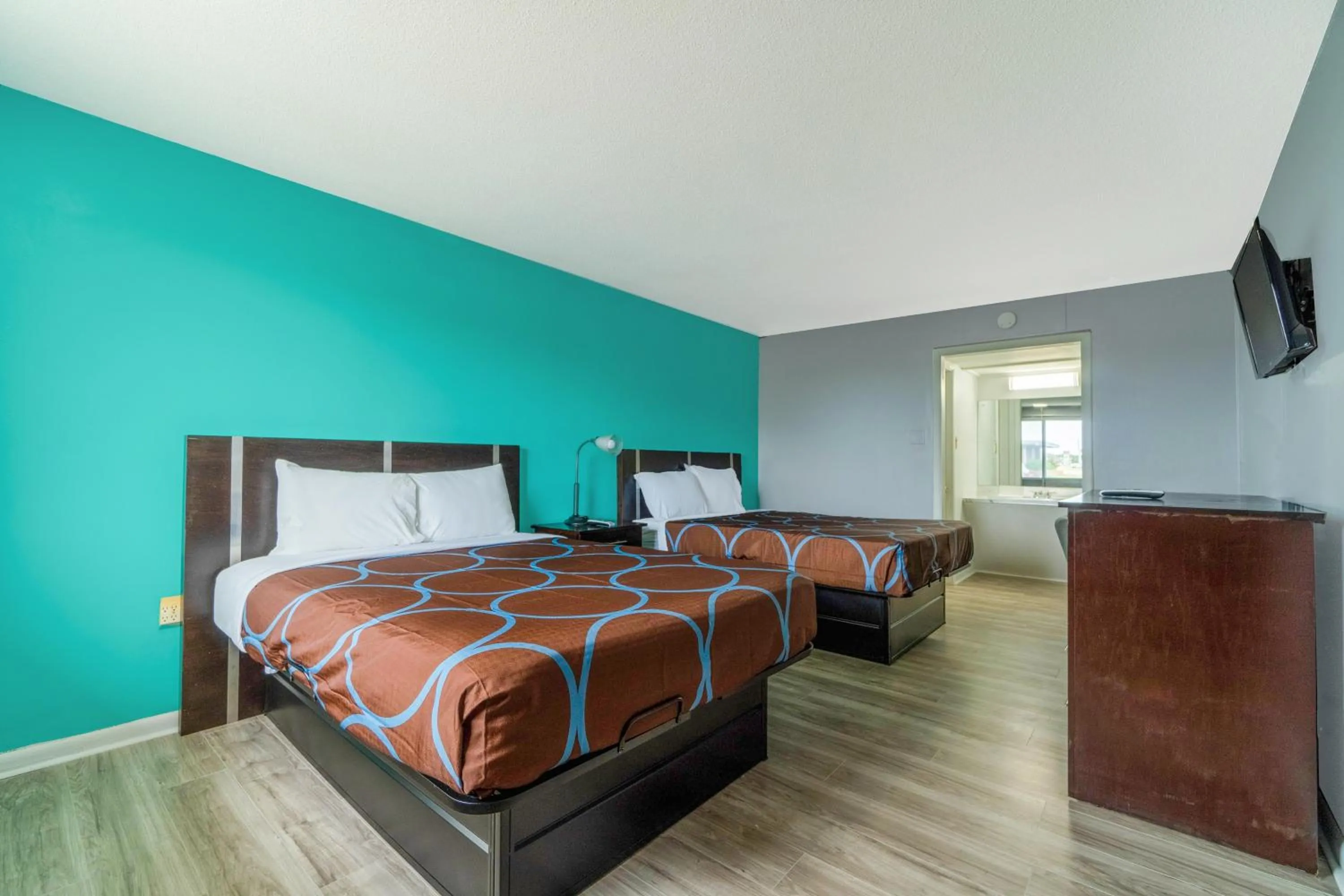 Bedroom in Lamplighter Inn By OYO Independence