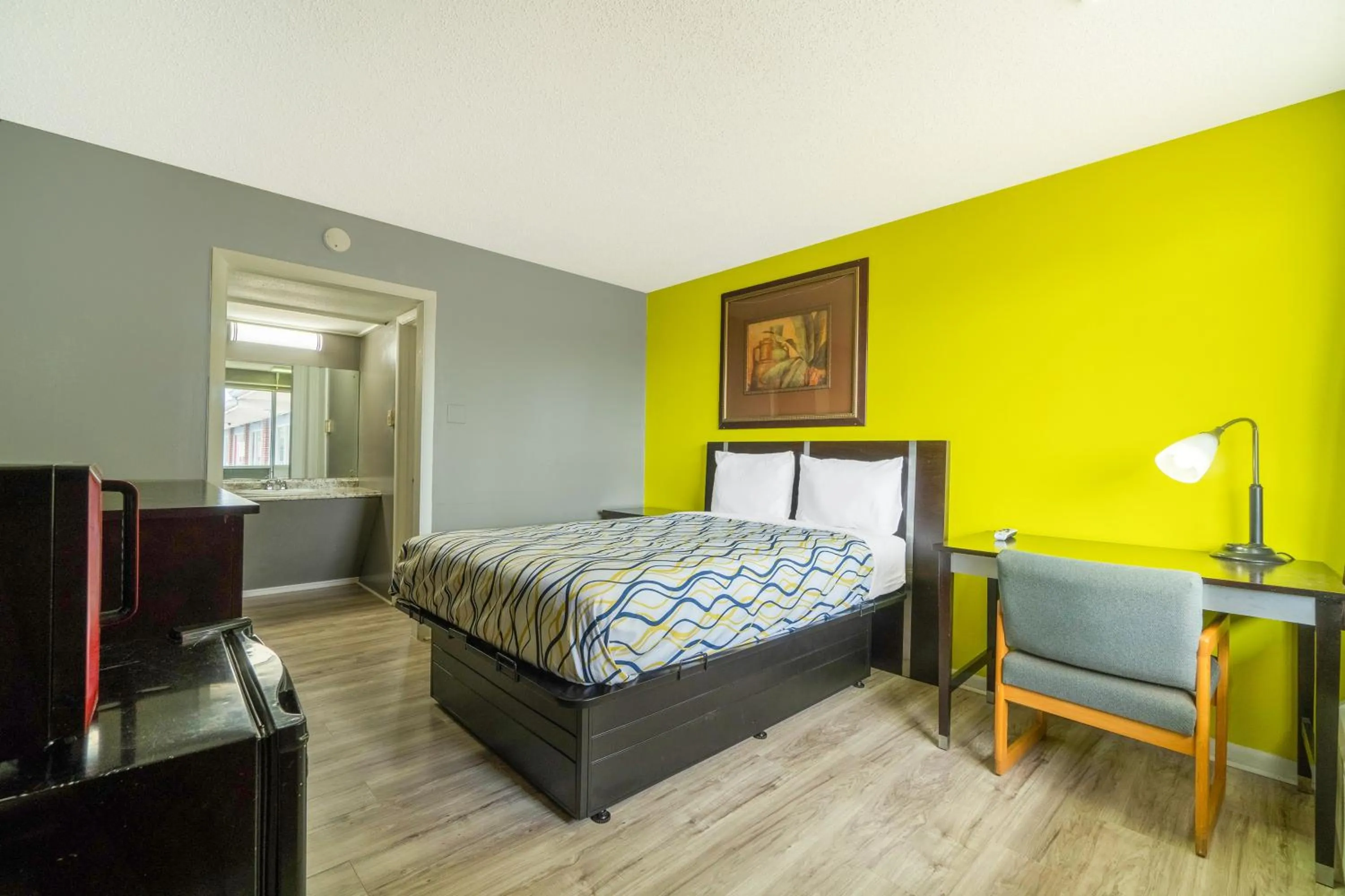 Bedroom in Lamplighter Inn By OYO Independence