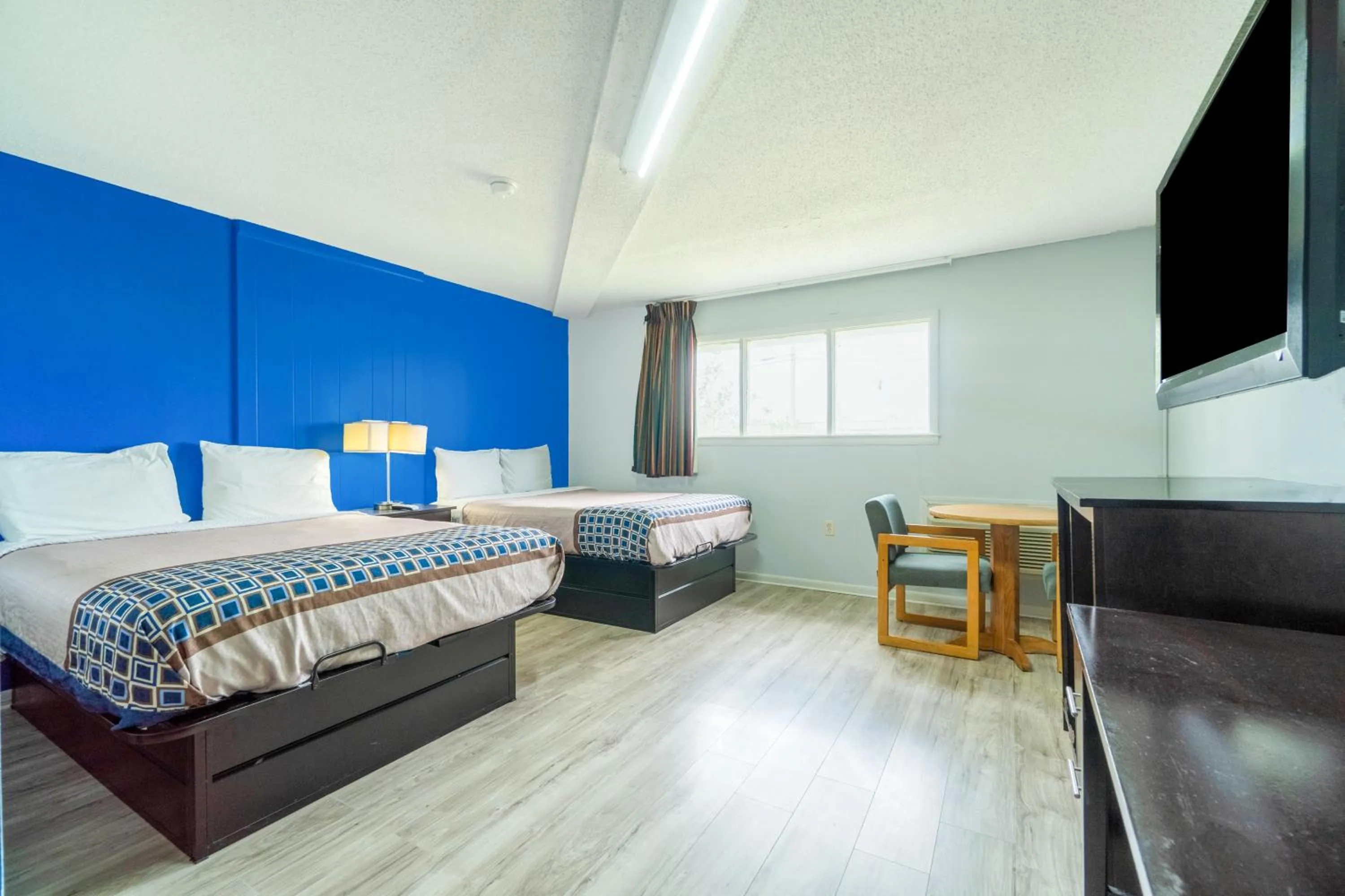 Bedroom in Lamplighter Inn By OYO Independence