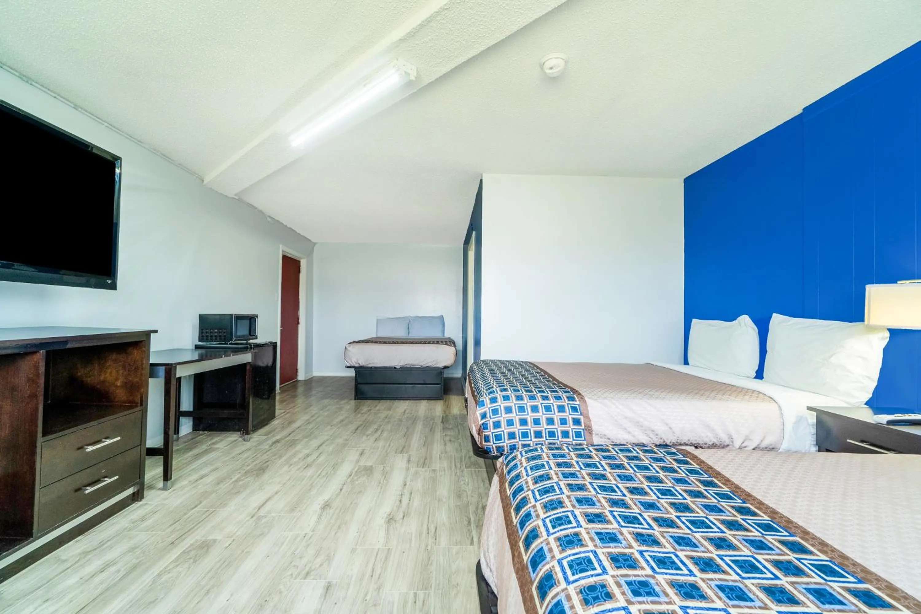 Bedroom in Lamplighter Inn By OYO Independence