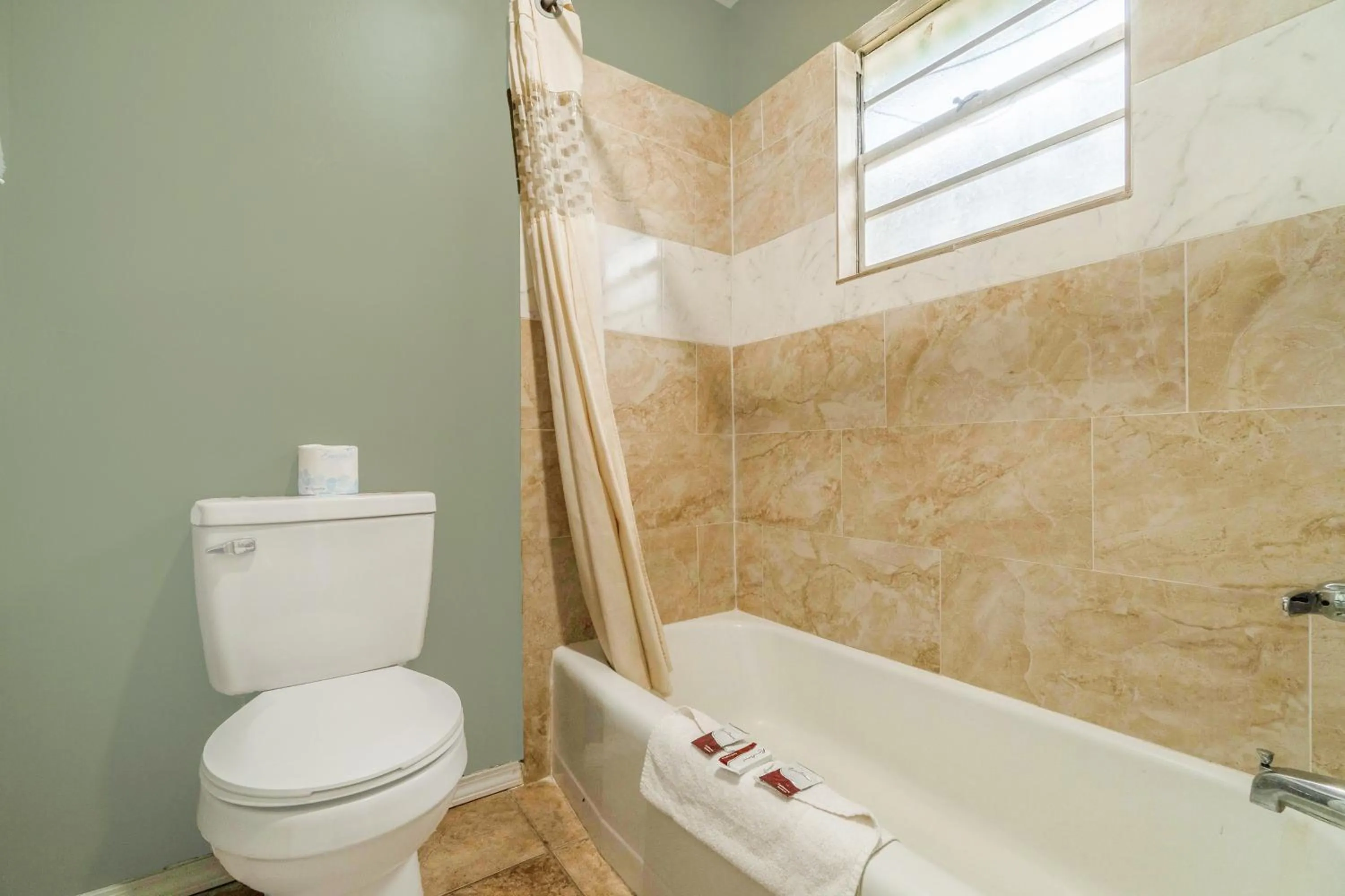 Bathroom in Lamplighter Inn By OYO Independence