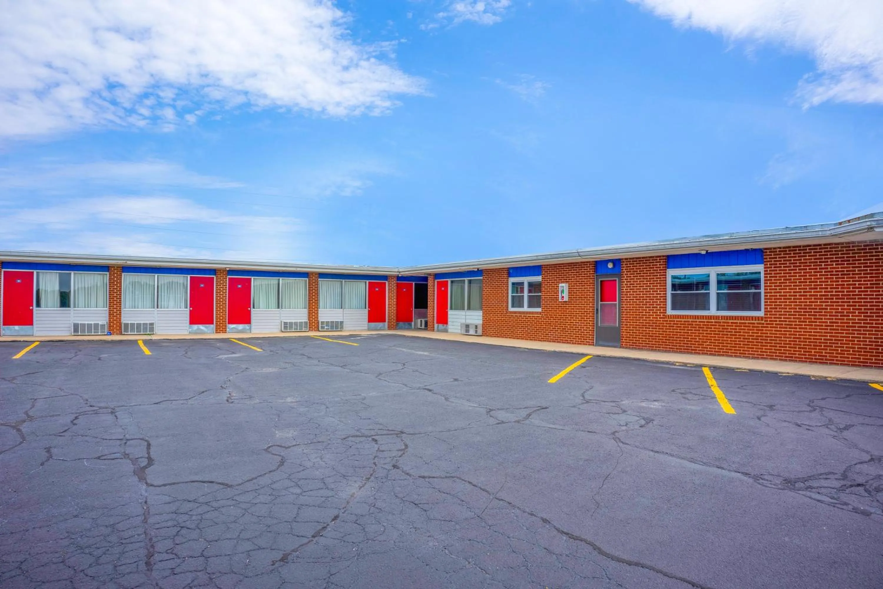 Facade/entrance in Lamplighter Inn By OYO Independence