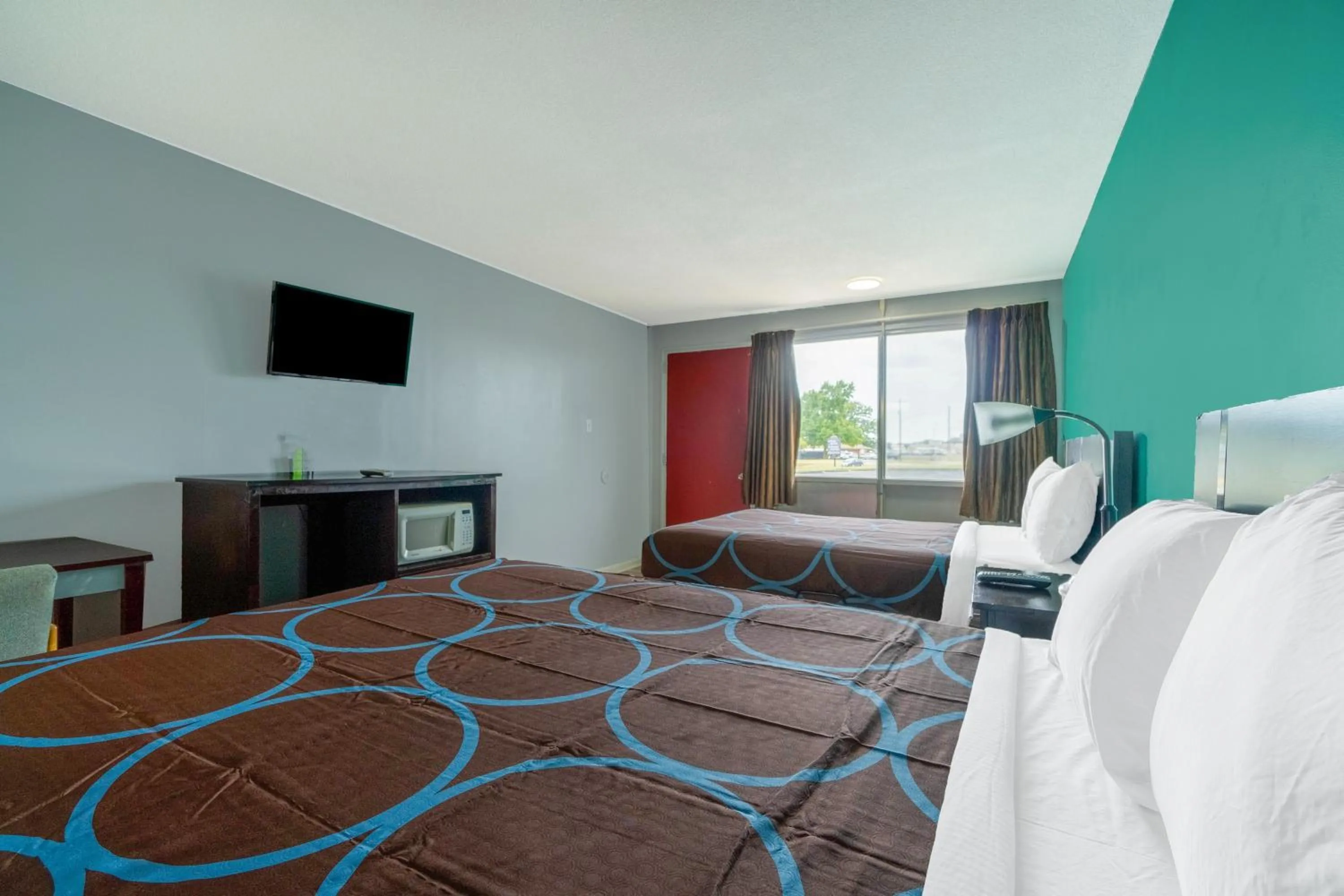 Bedroom in Lamplighter Inn By OYO Independence