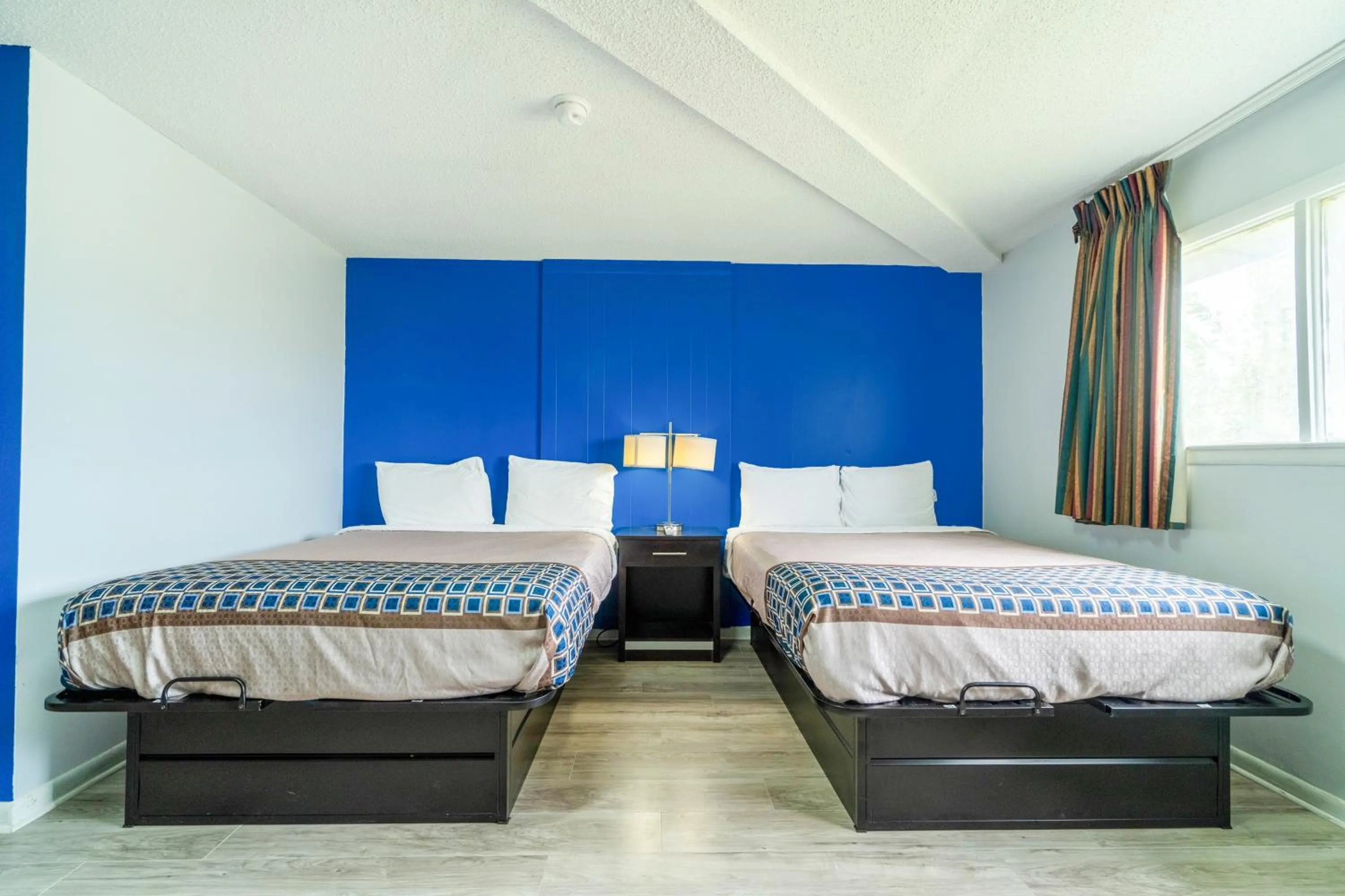 Bedroom in Lamplighter Inn By OYO Independence