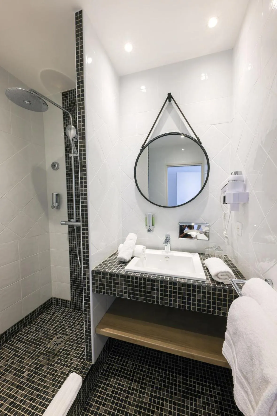 Bathroom, Bed in Le Saint Erasme, Hotel Eco Friendly