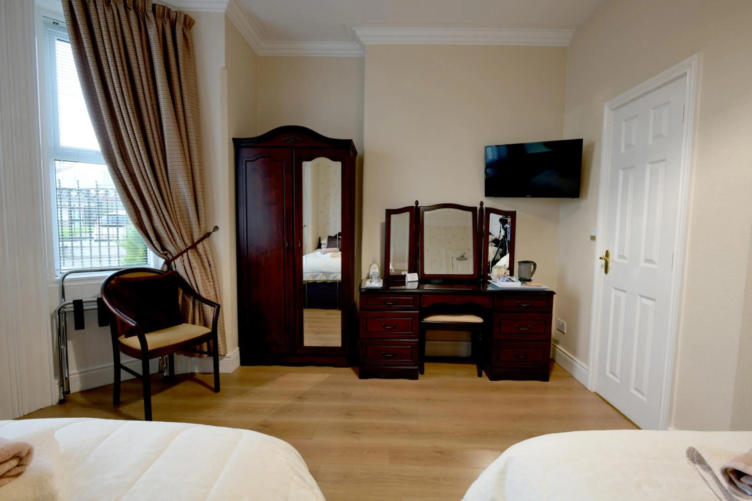 Bedroom, Bed in Cul-Erg House & Kitchen