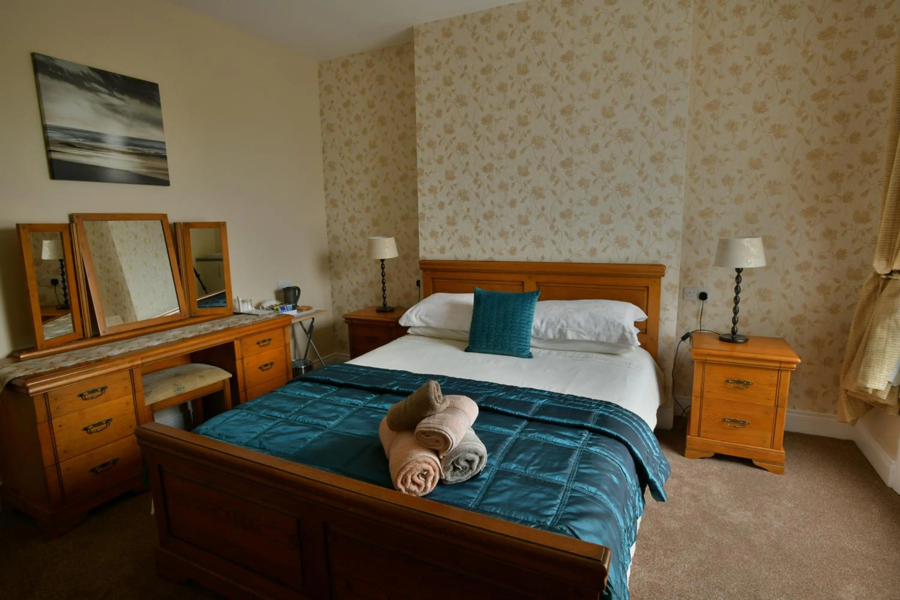 Photo of the whole room, Bed in Cul-Erg House & Kitchen