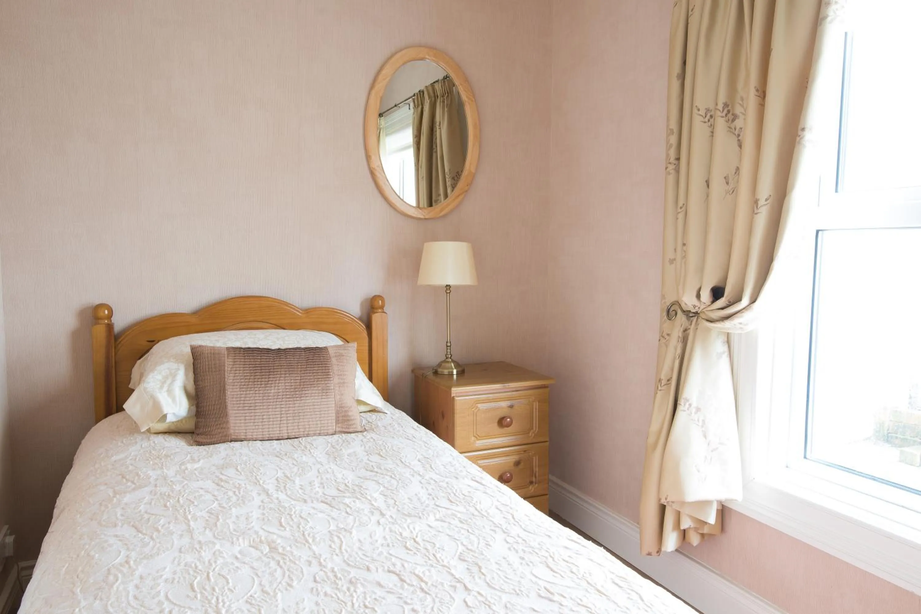 Bedroom, Bed in Cul-Erg House & Kitchen