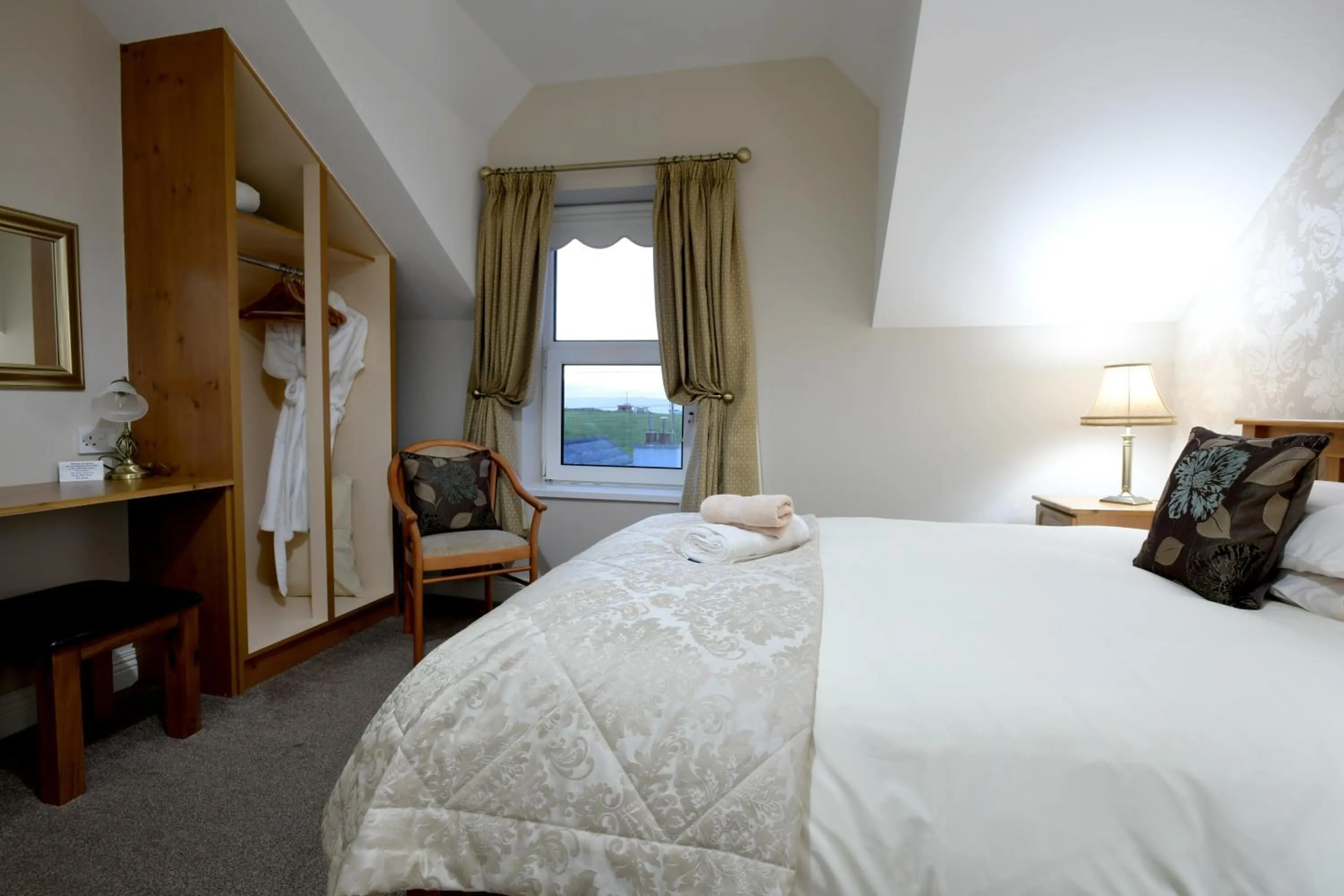 Bedroom, Bed in Cul-Erg House & Kitchen