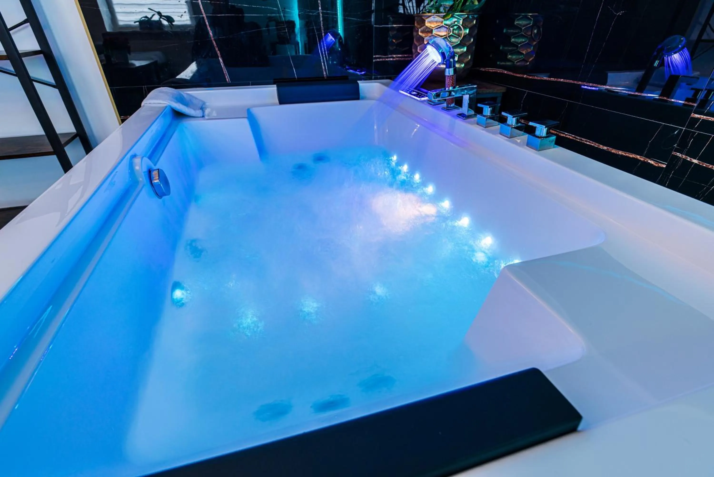 Hot Tub in GLAMOUR - Restaurant & SPA