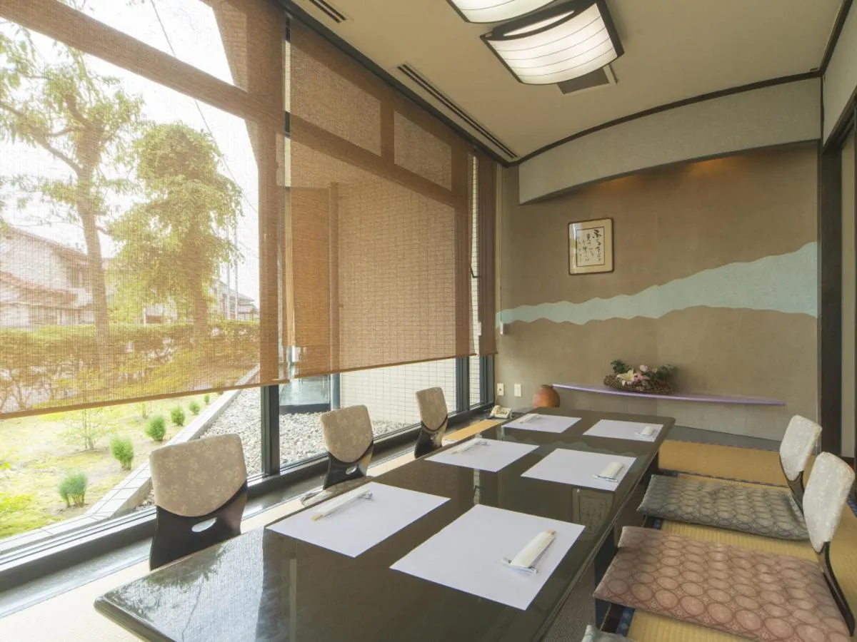 Restaurant/places to eat in Sky Hotel Namerikawa