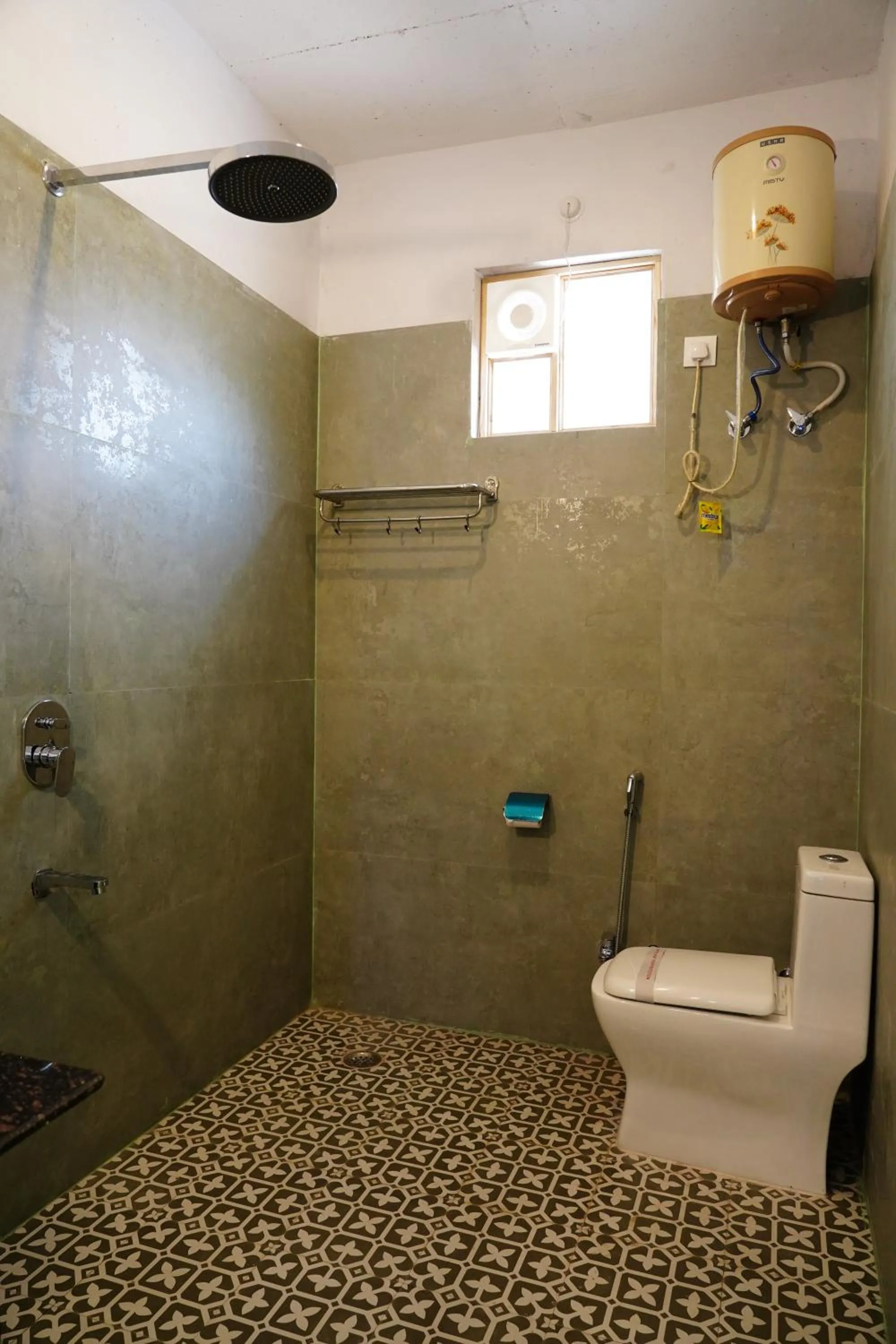 Shower in Heli Pushkar