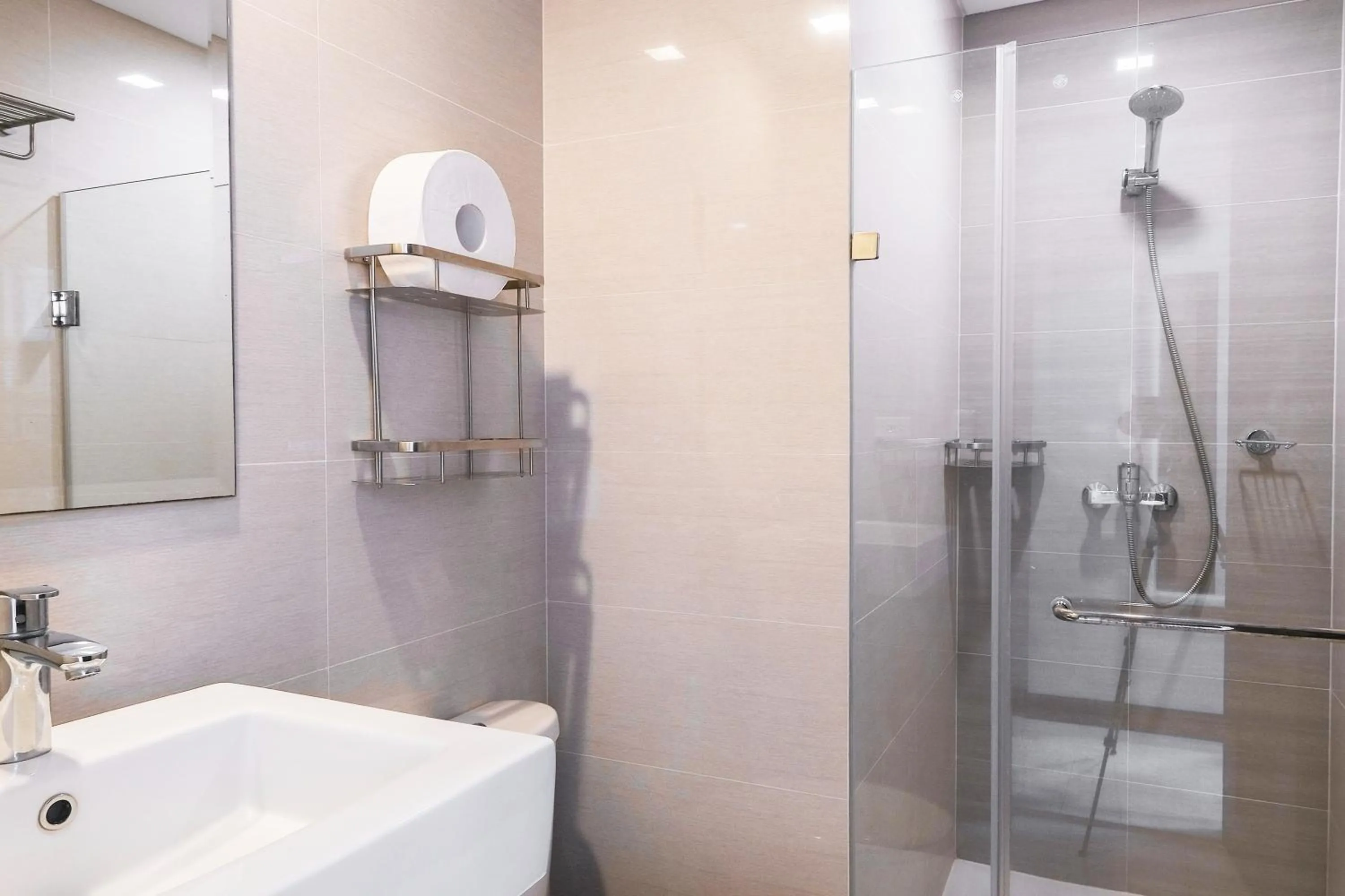 Bathroom in Tess and Tessha Condotel near T3 Airport