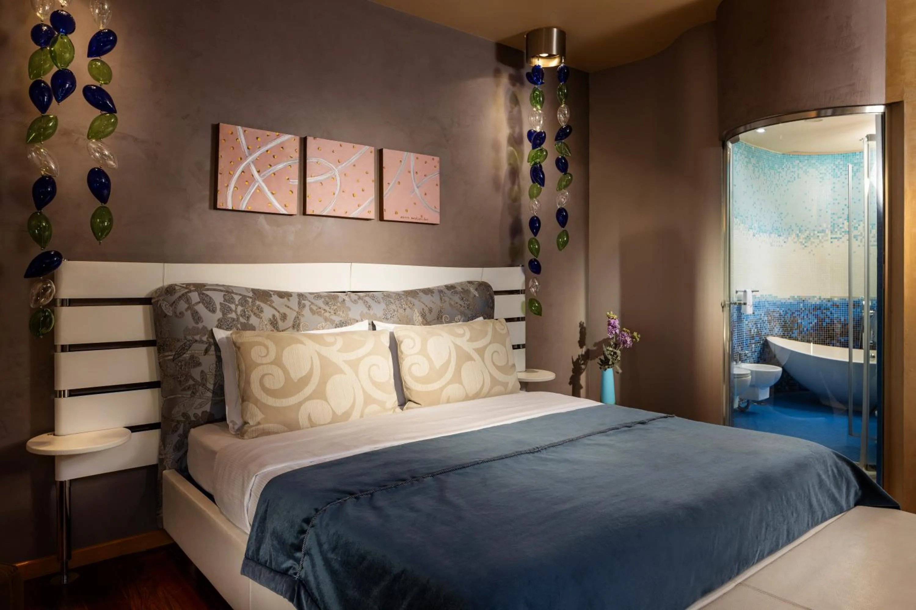 Bed in Les Fleurs Boutique Hotel