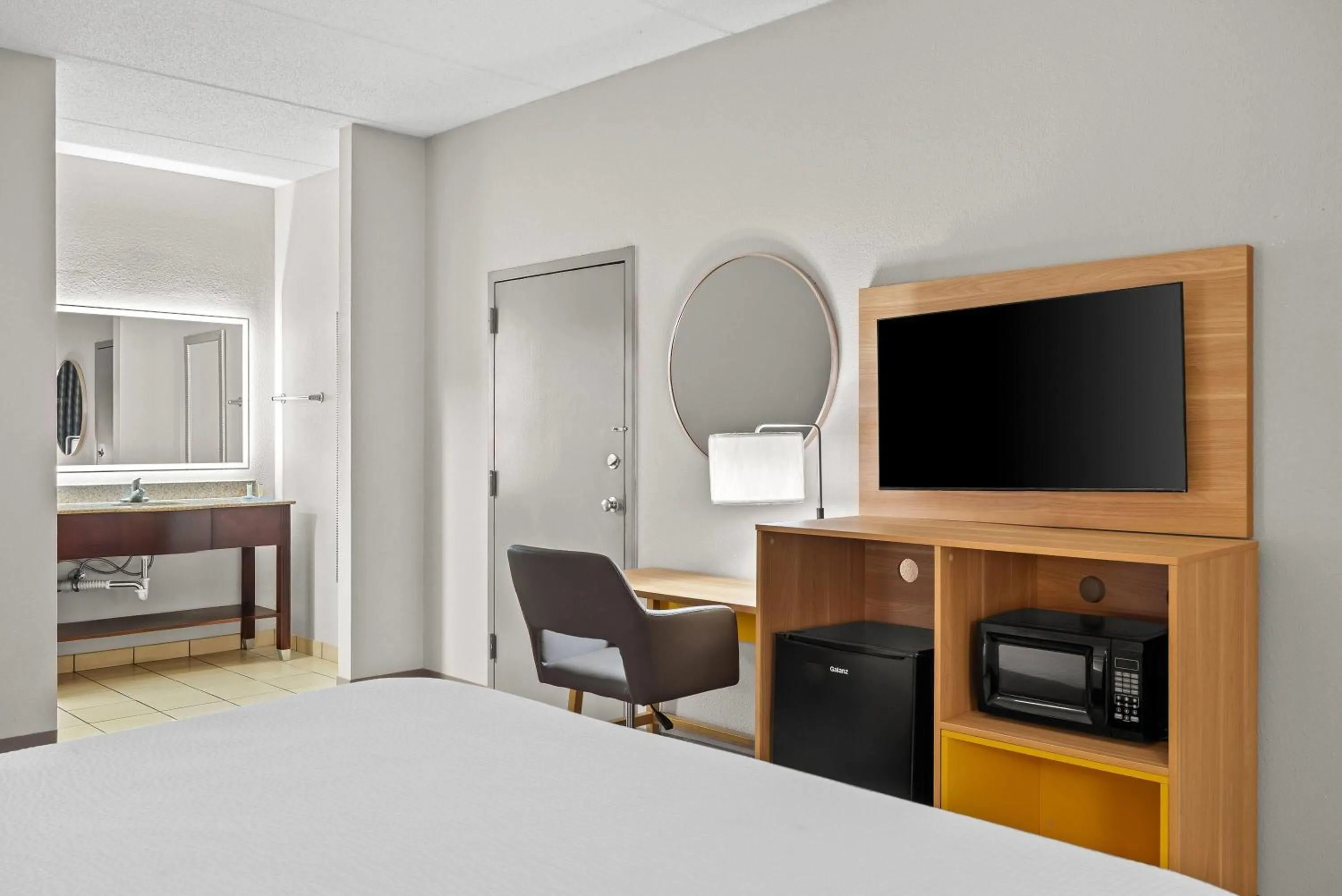 Bed in Days Inn by Wyndham Statesboro