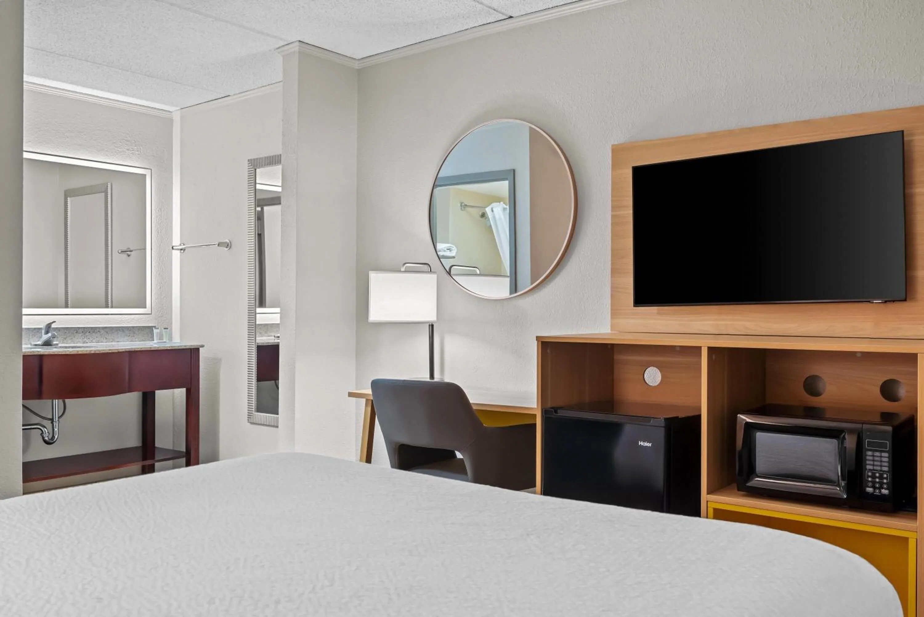 Bed in Days Inn by Wyndham Statesboro