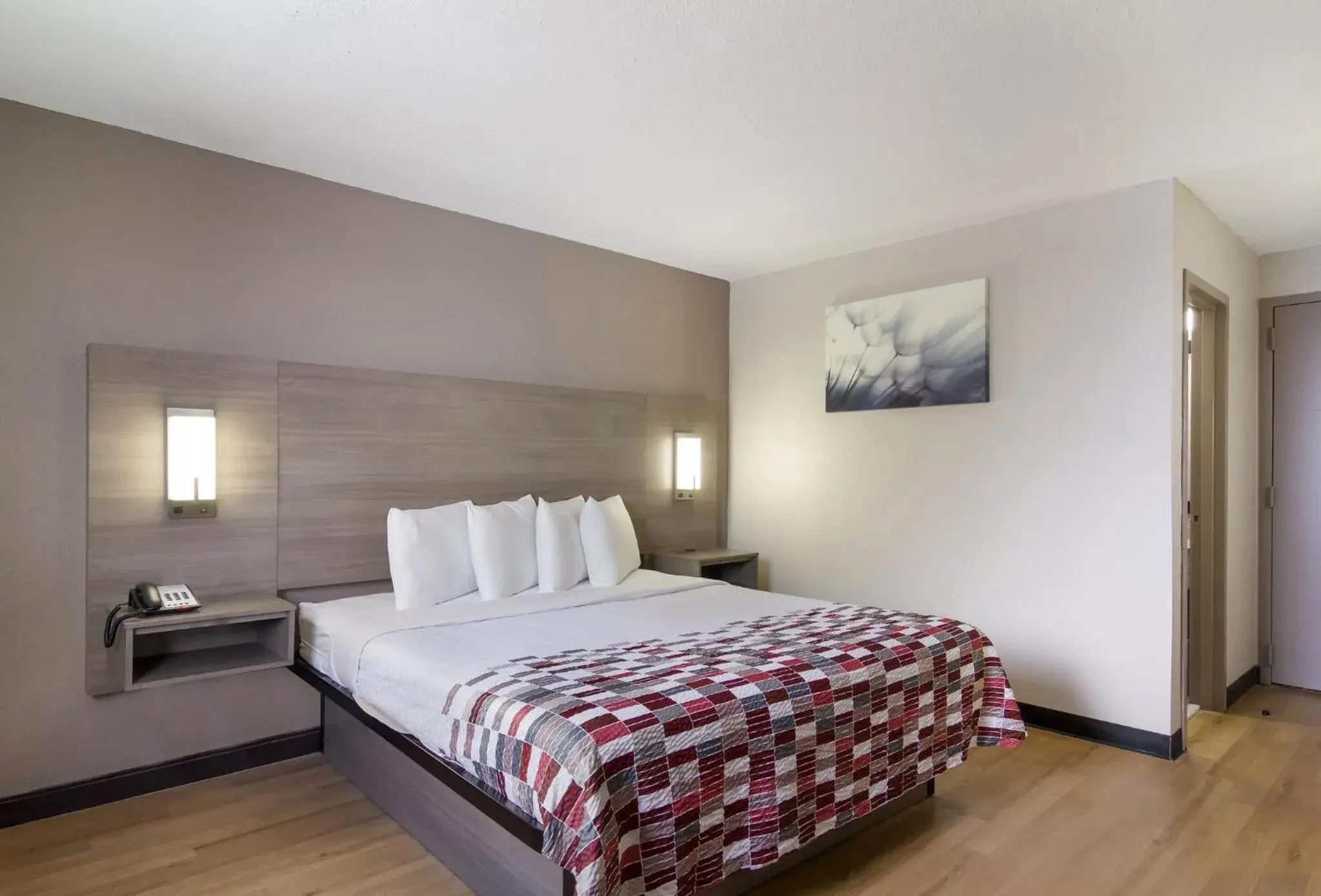 Suite King Room Non-Smoking in Red Roof Inn & Suites Brunswick I-95 Suite King Room Non-Smoking in Red Roof Inn & Suites Brunswick I-95