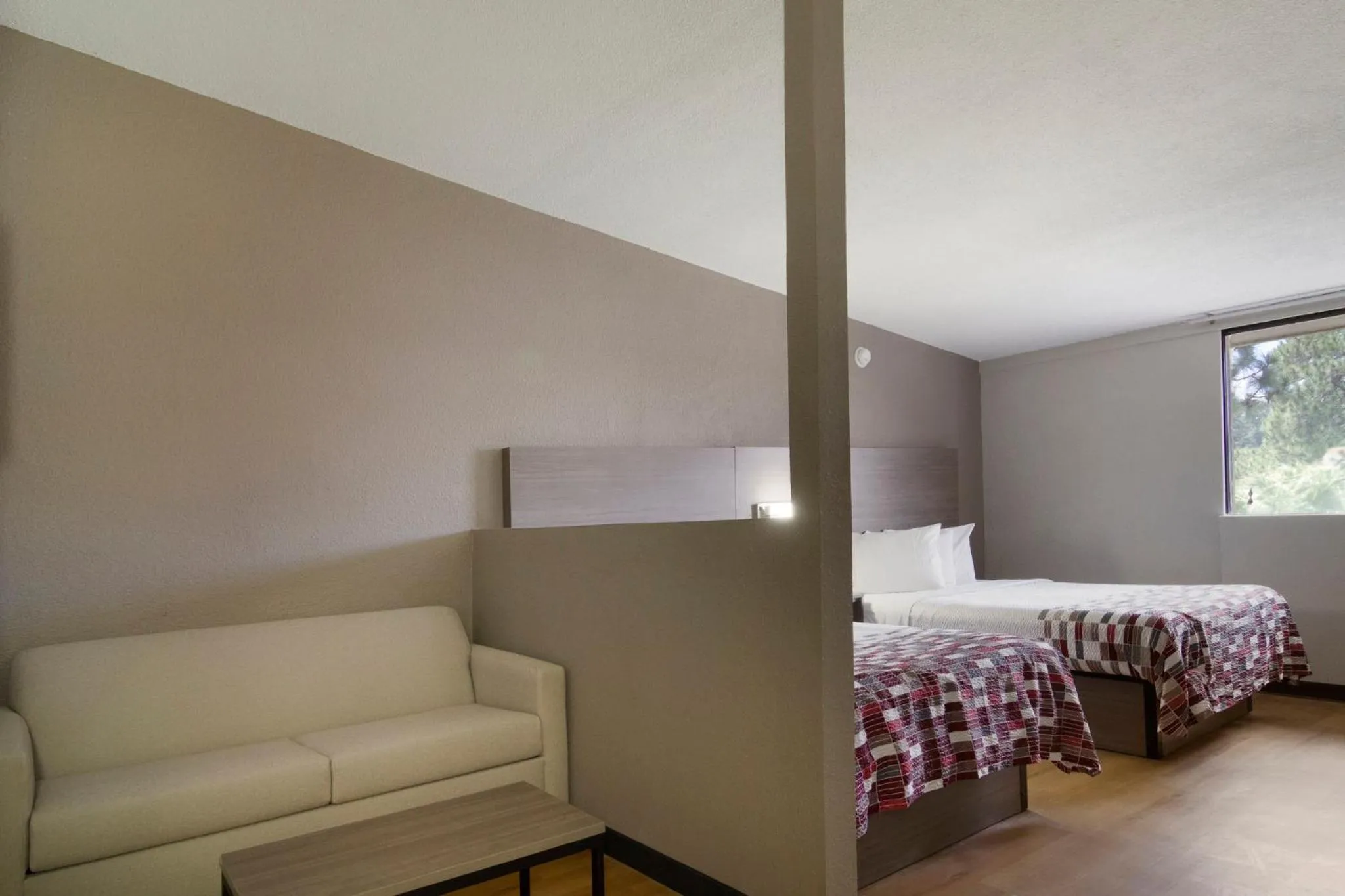 Bedroom, Bed in Red Roof Inn & Suites Brunswick I-95