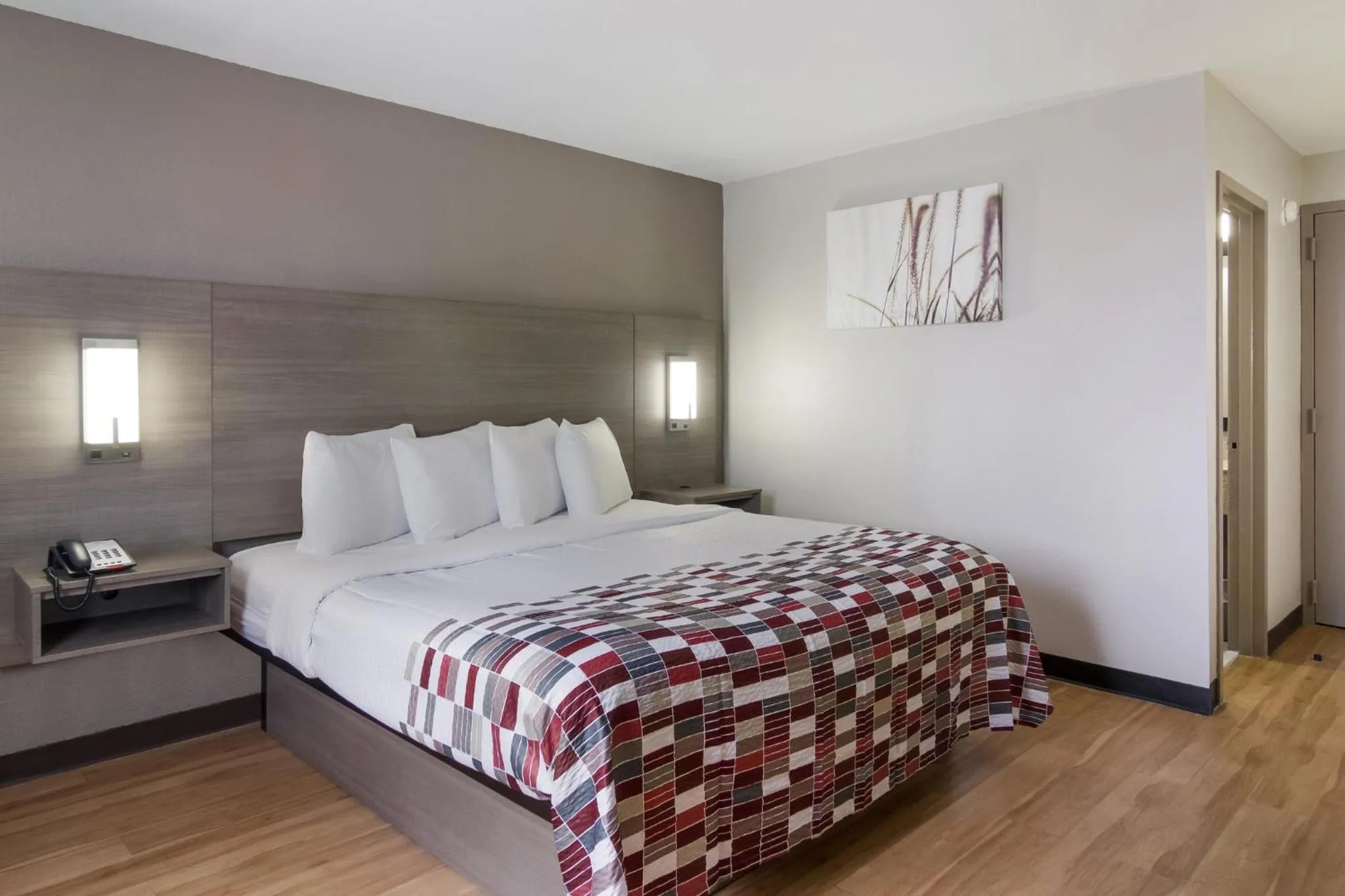 Photo of the whole room, Bed in Red Roof Inn & Suites Brunswick I-95