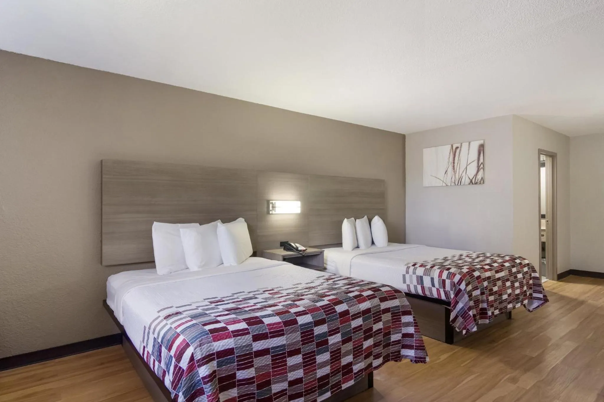 Photo of the whole room, Bed in Red Roof Inn & Suites Brunswick I-95