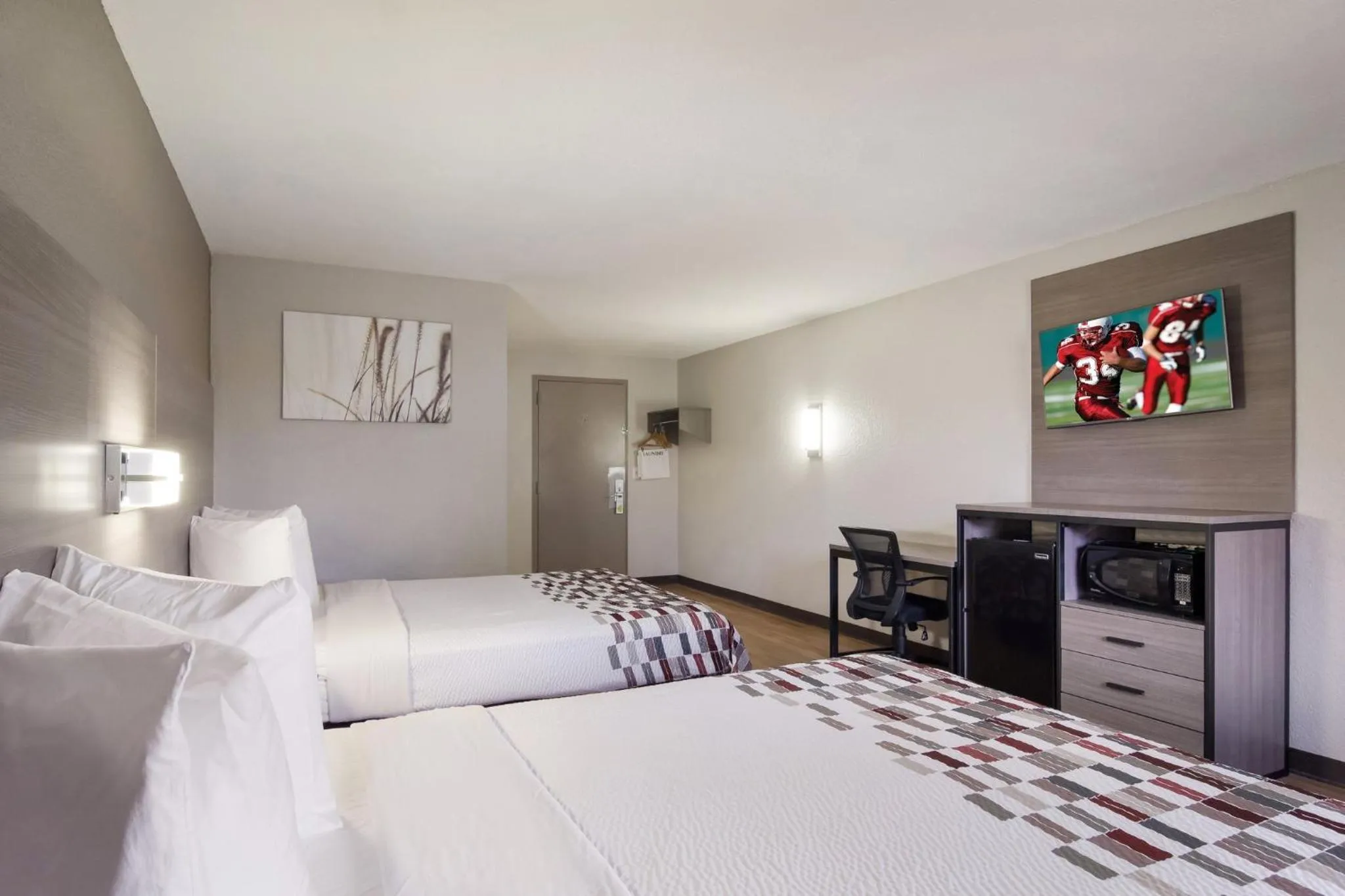 Photo of the whole room, Bed in Red Roof Inn & Suites Brunswick I-95