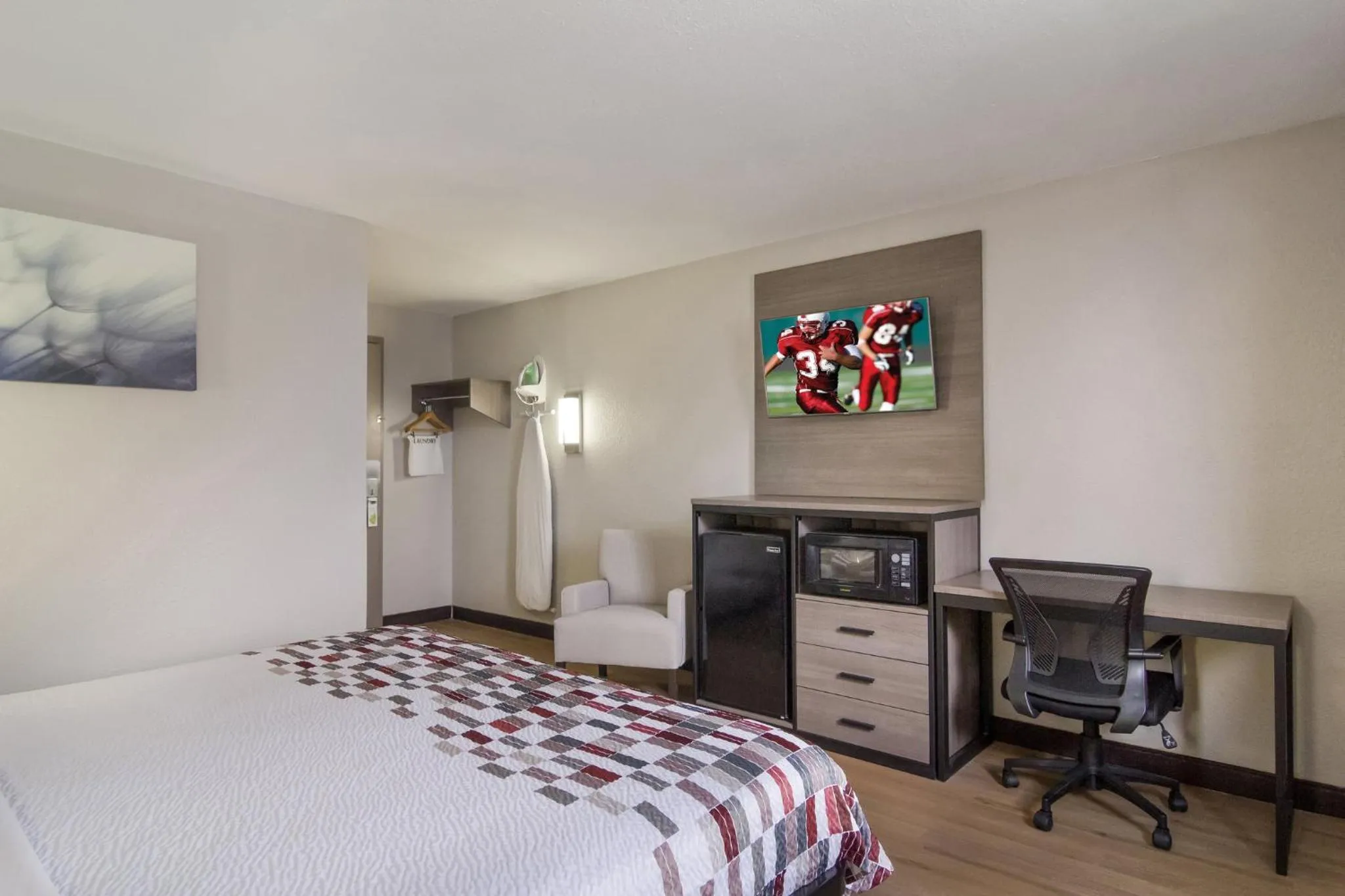 Bedroom, Bed in Red Roof Inn & Suites Brunswick I-95