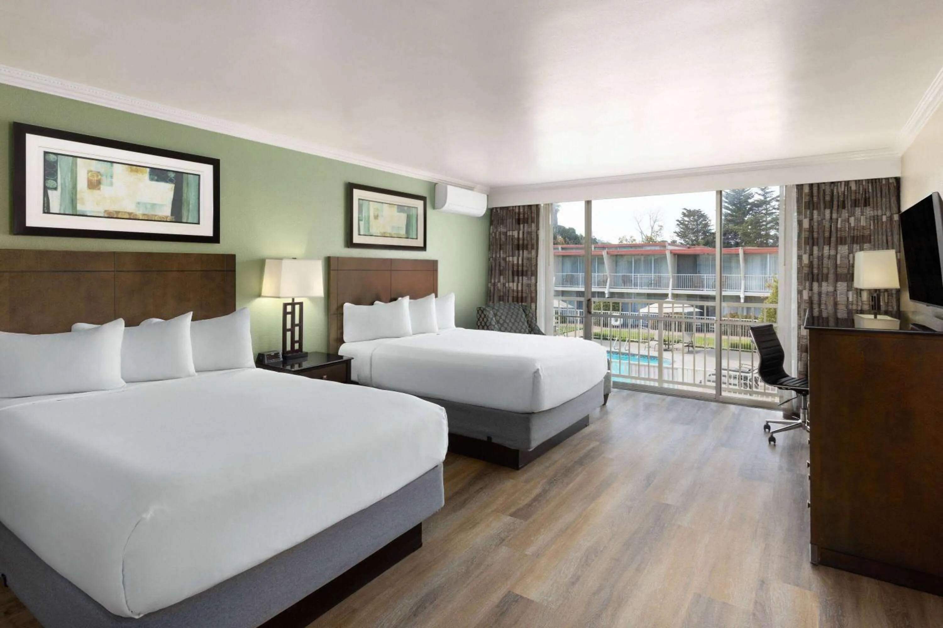 Photo of the whole room, Bed in Travelodge by Wyndham Monterey Bay